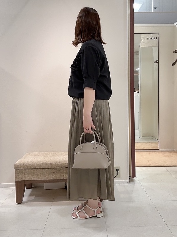 YUIさんの「UNTITLED｜【接触冷感/通気性/洗える】フロントフリルブラウス」を使ったコーディネート
