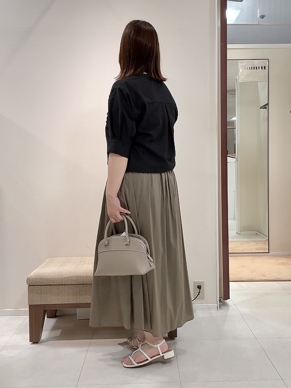 YUIさんの「UNTITLED｜【接触冷感/通気性/洗える】フロントフリルブラウス」を使ったコーディネート