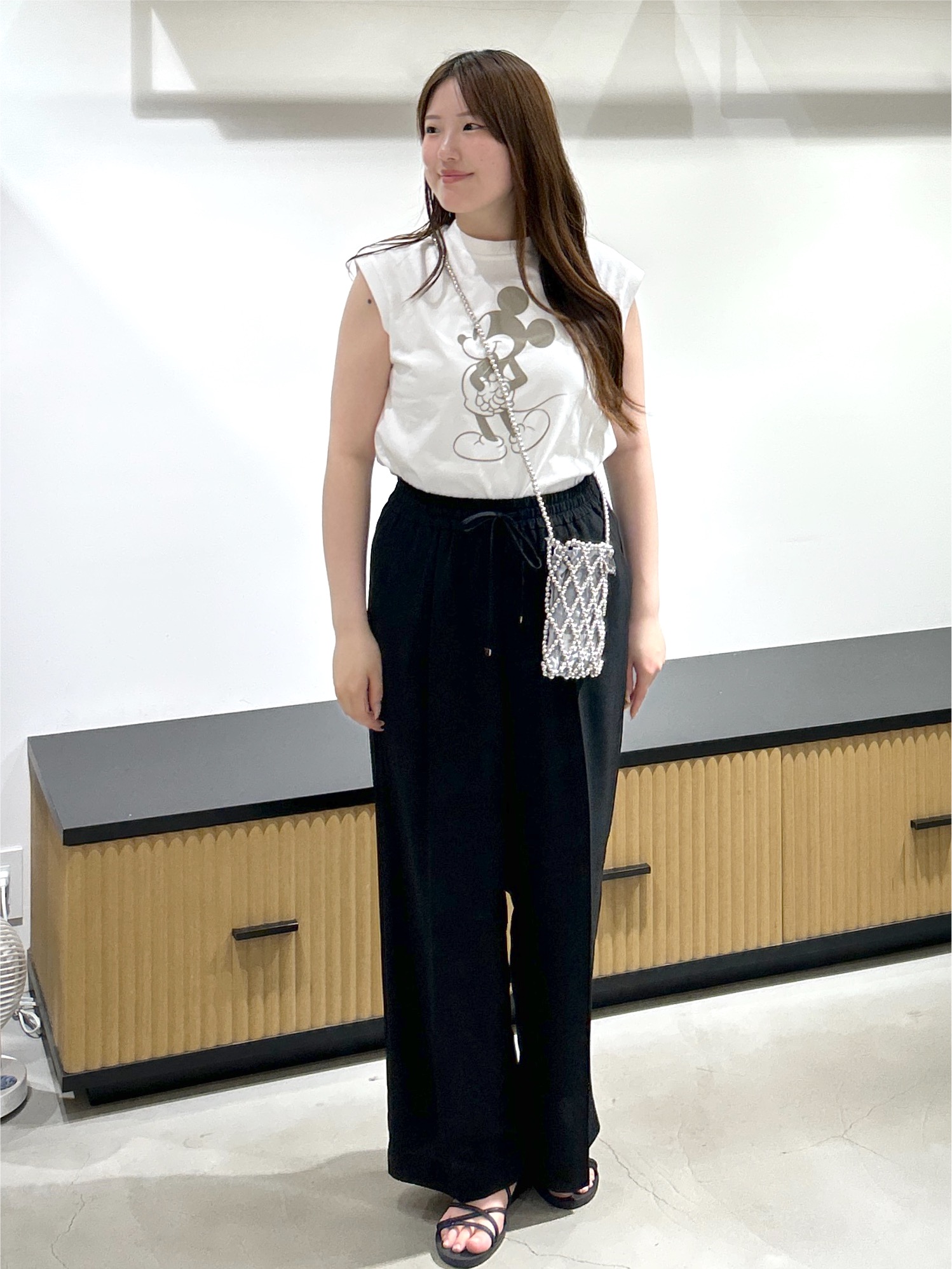 sayaさんの「OPAQUE.CLIP｜「Mickey Mouse」フロッキープリント フレンチスリーブTシャツ《洗濯機OK》」を使ったコーディネート