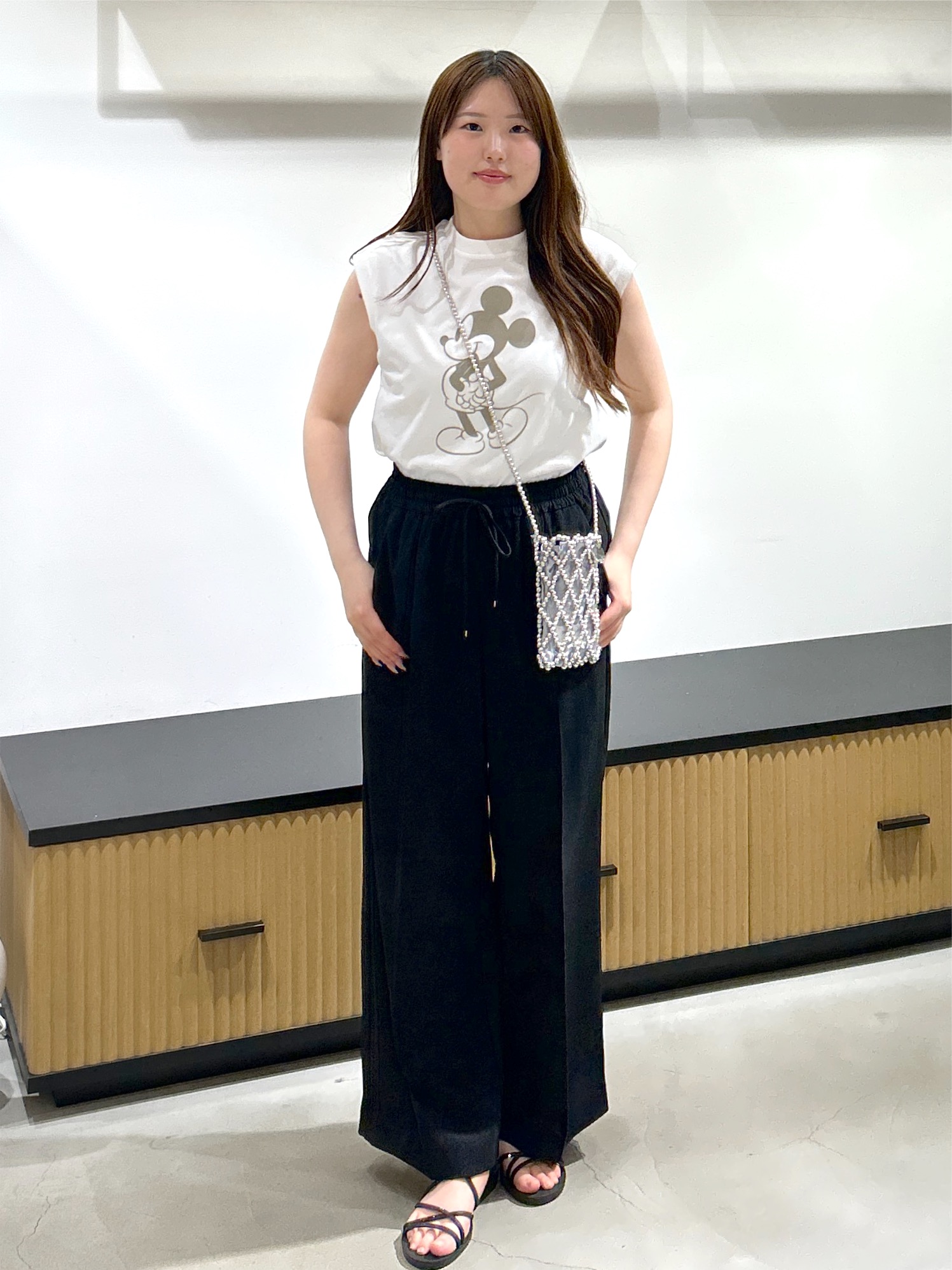 sayaさんの「OPAQUE.CLIP｜「Mickey Mouse」フロッキープリント フレンチスリーブTシャツ《洗濯機OK》」を使ったコーディネート