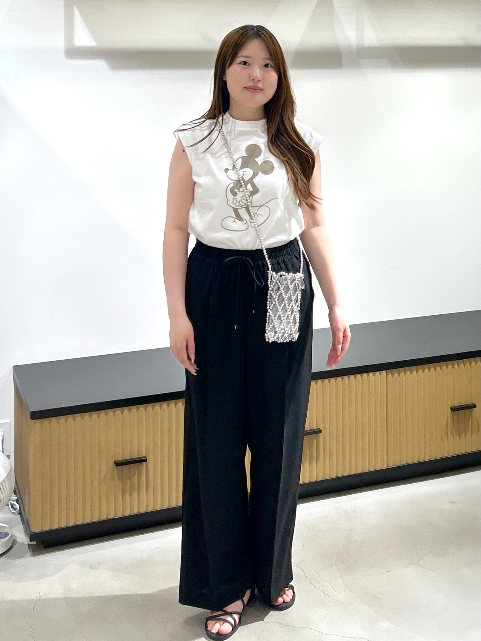 sayaさんの「OPAQUE.CLIP｜「Mickey Mouse」フロッキープリント フレンチスリーブTシャツ《洗濯機OK》」を使ったコーディネート