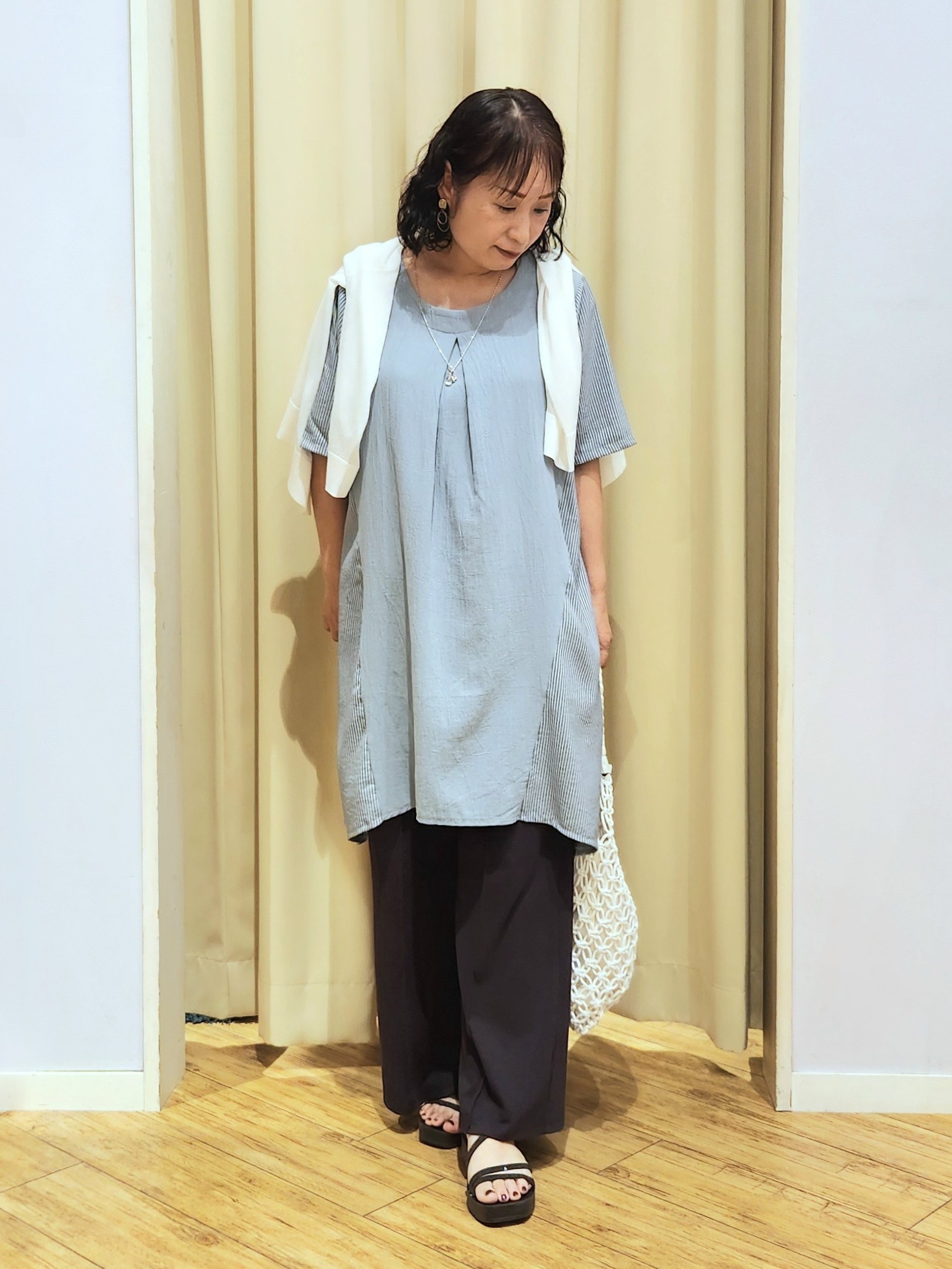 くまさんの「SHOO･LA･RUE｜【洗濯機可/体型カバー】上から着るだけ 異素材切替 Aラインチュニックワンピース」を使ったコーディネート