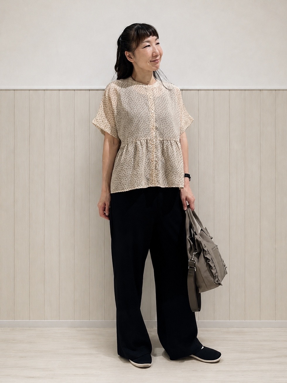 まつみさんの「SHOO･LA･RUE｜【体型カバー/洗濯機可】二の腕とお腹周りが隠せる シアーペプラムブラウス」を使ったコーディネート