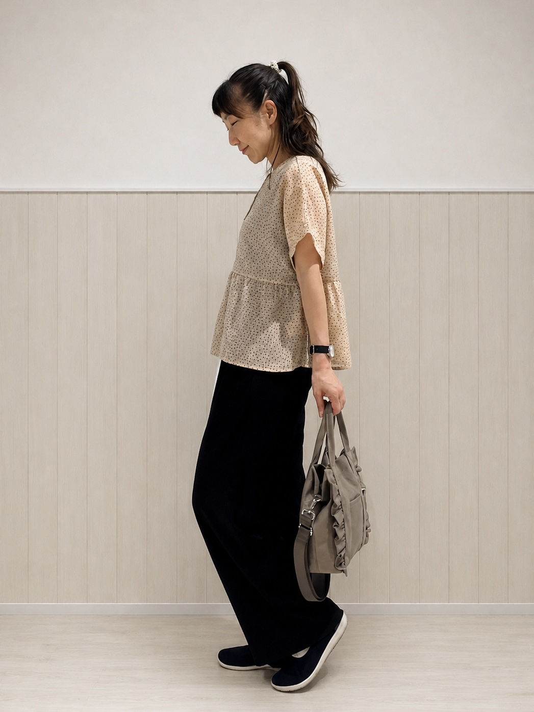 まつみさんの「SHOO･LA･RUE｜【体型カバー/洗濯機可】二の腕とお腹周りが隠せる シアーペプラムブラウス」を使ったコーディネート