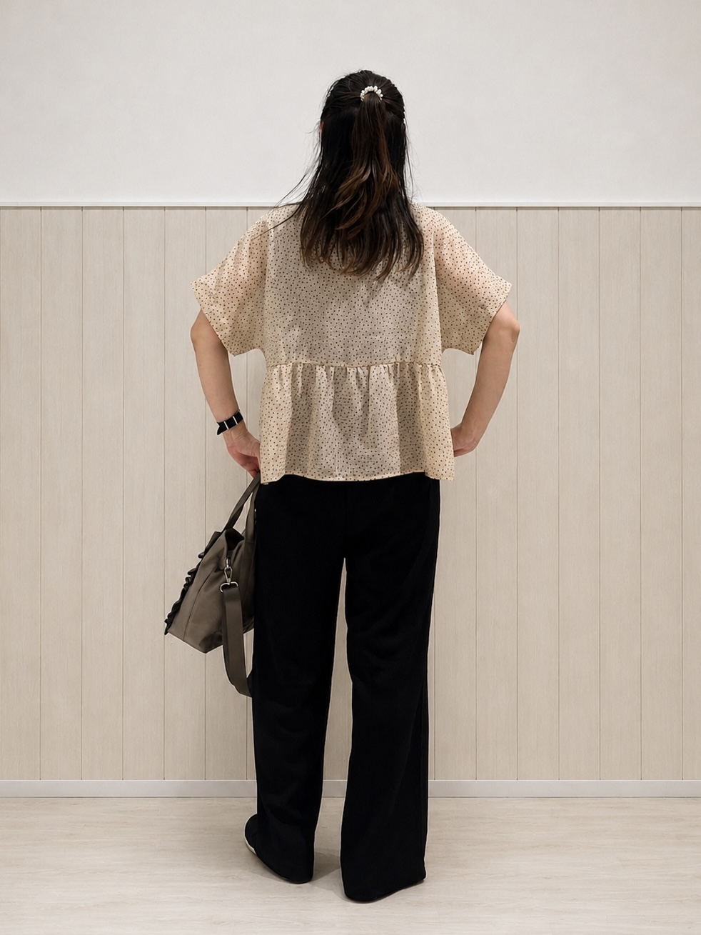 まつみさんの「SHOO･LA･RUE｜【体型カバー/洗濯機可】二の腕とお腹周りが隠せる シアーペプラムブラウス」を使ったコーディネート