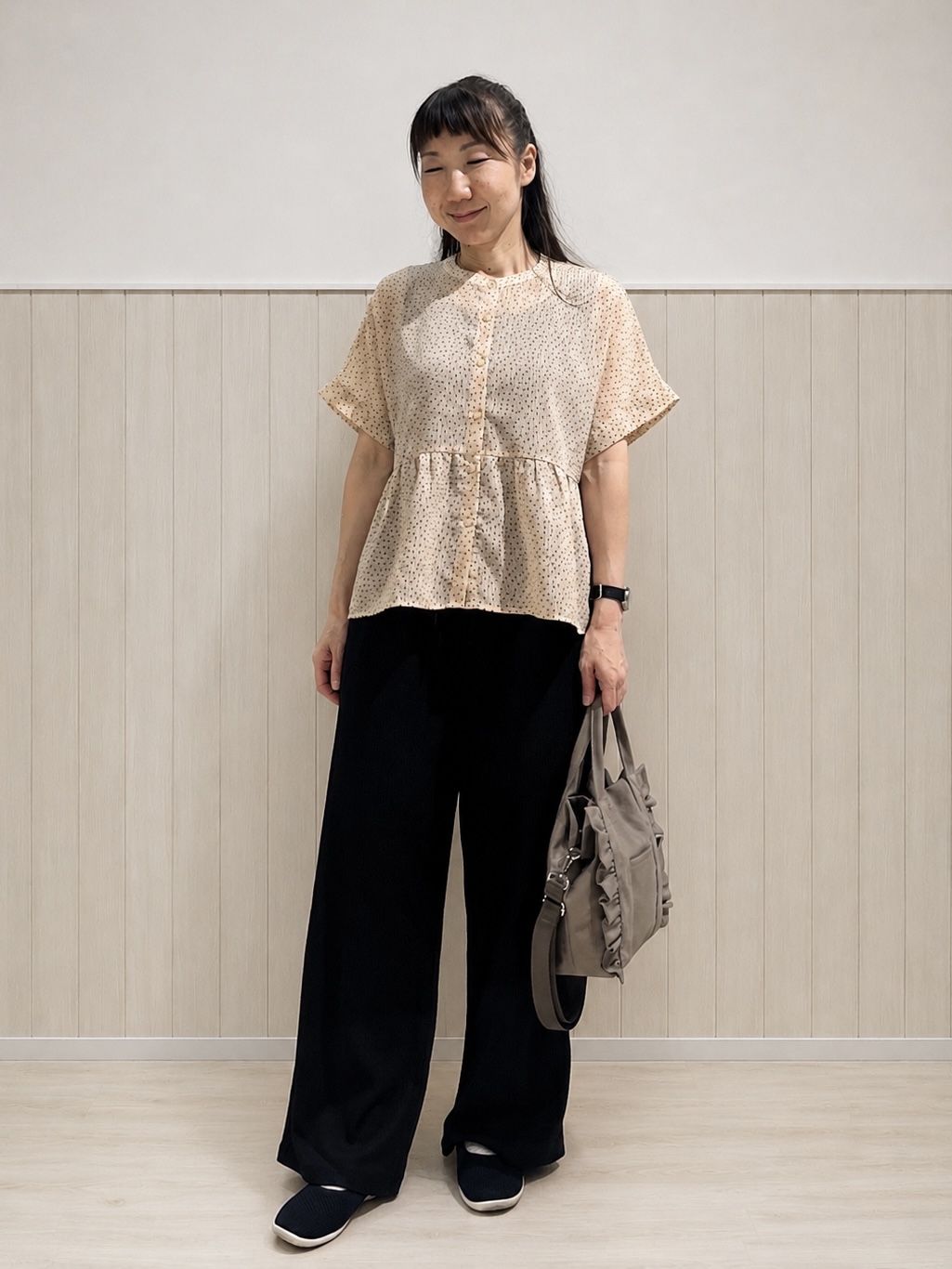 まつみさんの「SHOO･LA･RUE｜【体型カバー/洗濯機可】二の腕とお腹周りが隠せる シアーペプラムブラウス」を使ったコーディネート