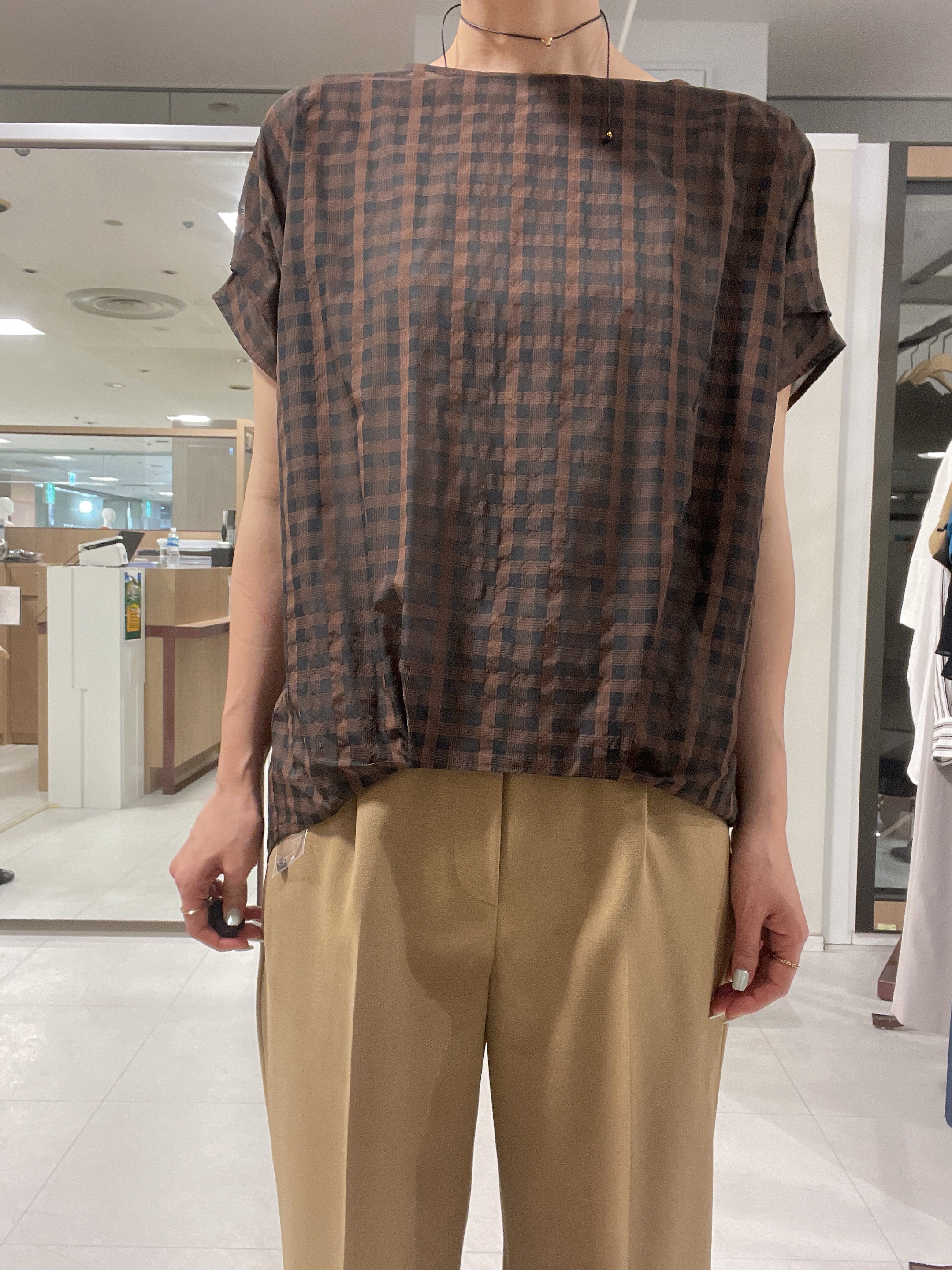 IWAMOさんの「UNTITLED｜【秋めきシャツ/体型カバー】シアーチェックブラウス」を使ったコーディネート