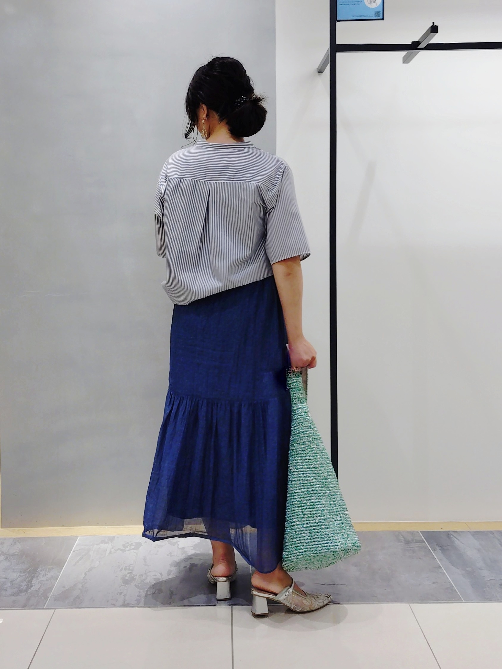 TOMOMIさんの「INDIVI｜【洗える／きれいめ】デニム風シアーティアードスカート」を使ったコーディネート