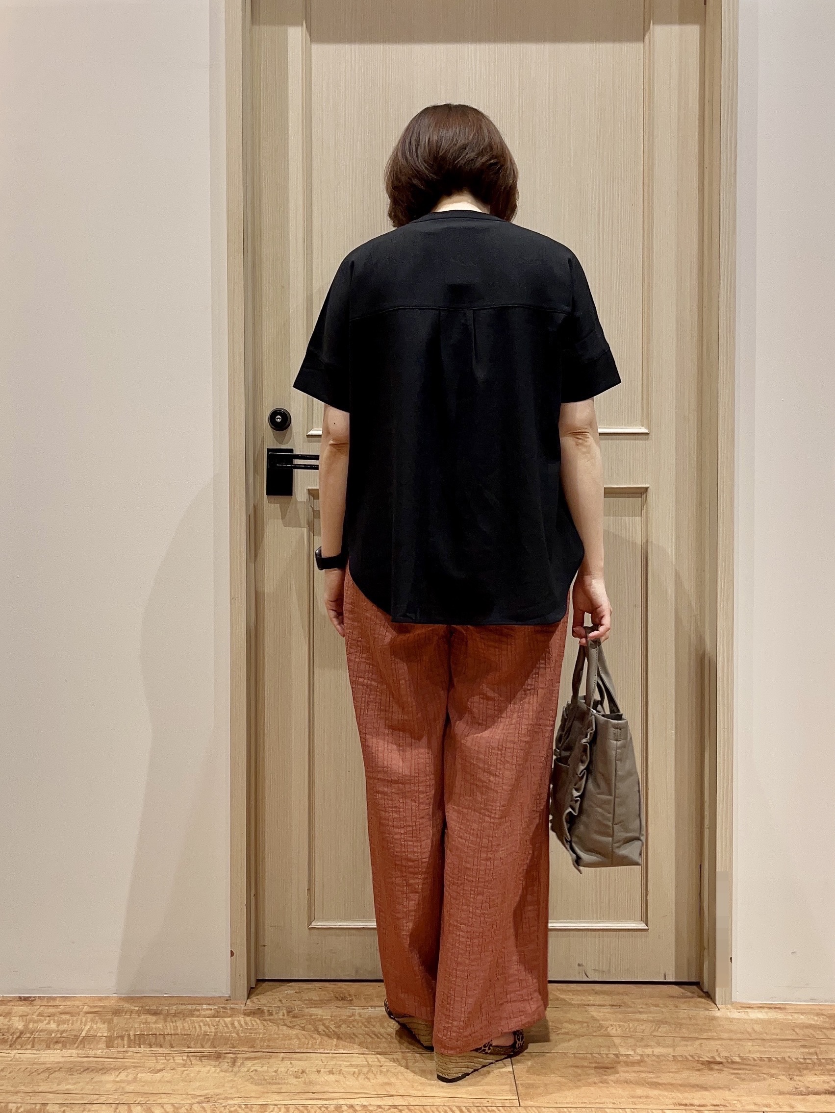 fukuiさんの「SHOO･LA･RUE｜【洗濯後しわになりにくい/UV/吸水速乾】Wポケットが目を引く オンオフ使えるスキッパーブラウス」を使ったコーディネート