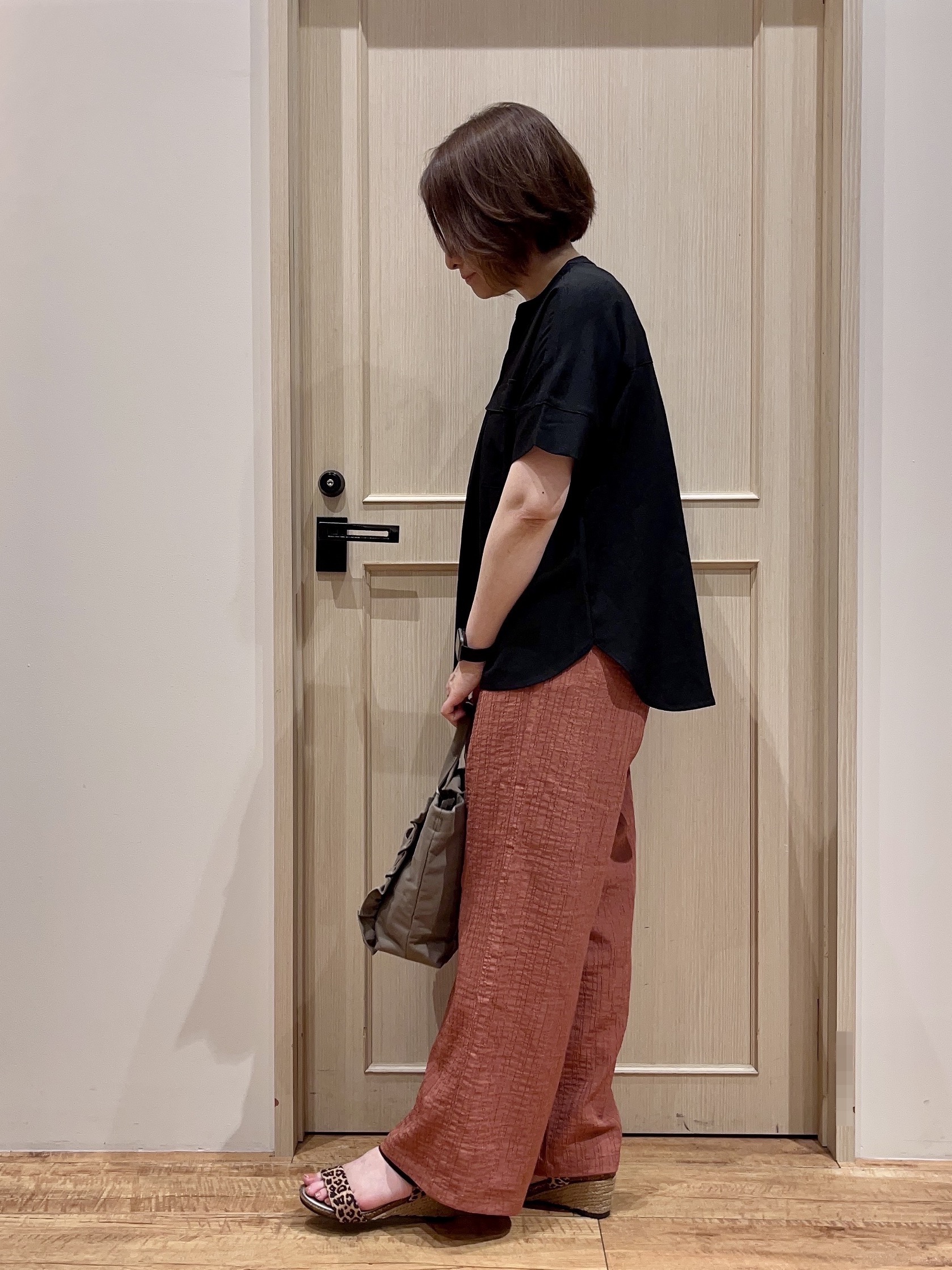 fukuiさんの「SHOO･LA･RUE｜【洗濯後しわになりにくい/UV/吸水速乾】Wポケットが目を引く オンオフ使えるスキッパーブラウス」を使ったコーディネート