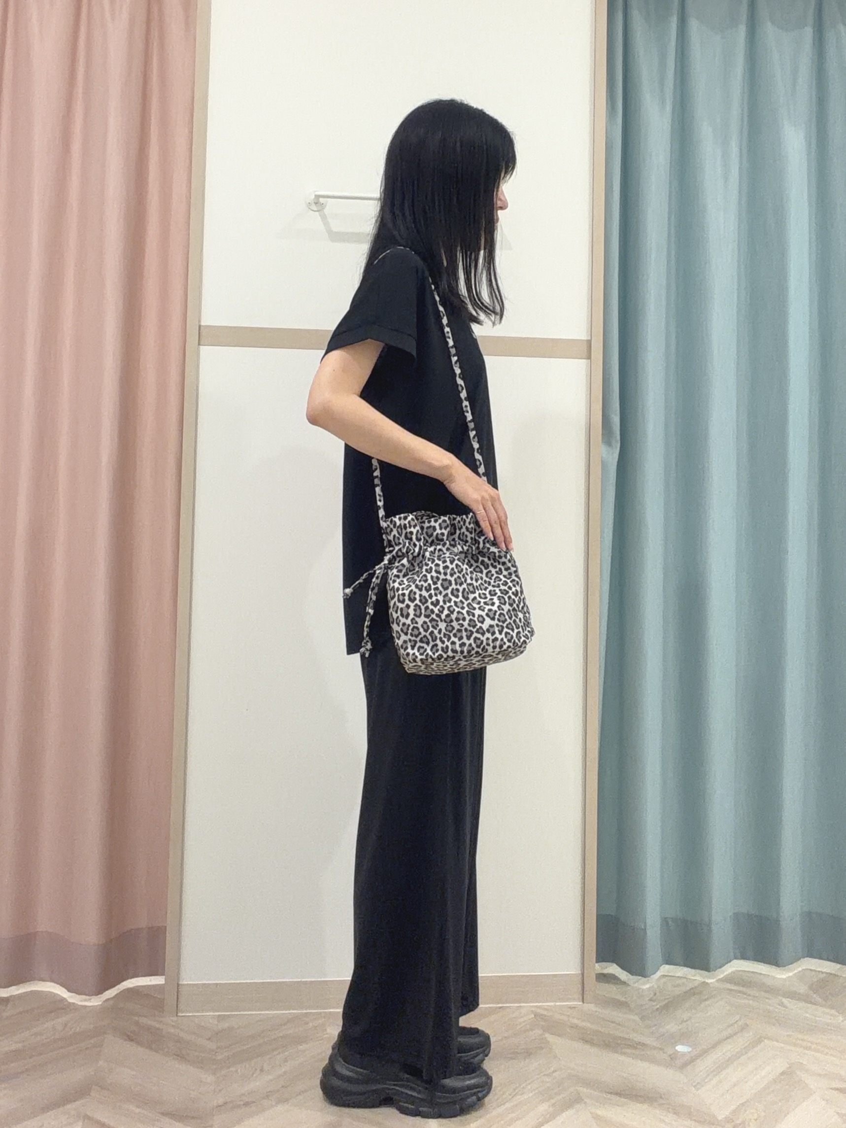 大西直穂さんの「SHOO･LA･RUE｜【汗じみ防止/S-LL/体型カバー/洗濯機可】汗じみが気になりにくい 大人の刺繍ロゴTシャツ」を使ったコーディネート