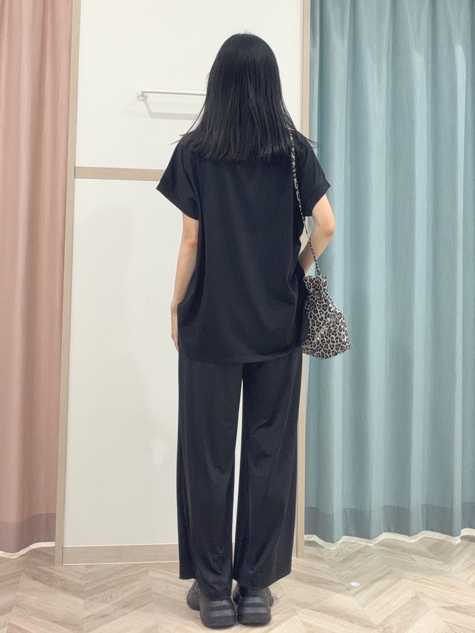 大西直穂さんの「SHOO･LA･RUE｜【汗じみ防止/S-LL/体型カバー/洗濯機可】汗じみが気になりにくい 大人の刺繍ロゴTシャツ」を使ったコーディネート