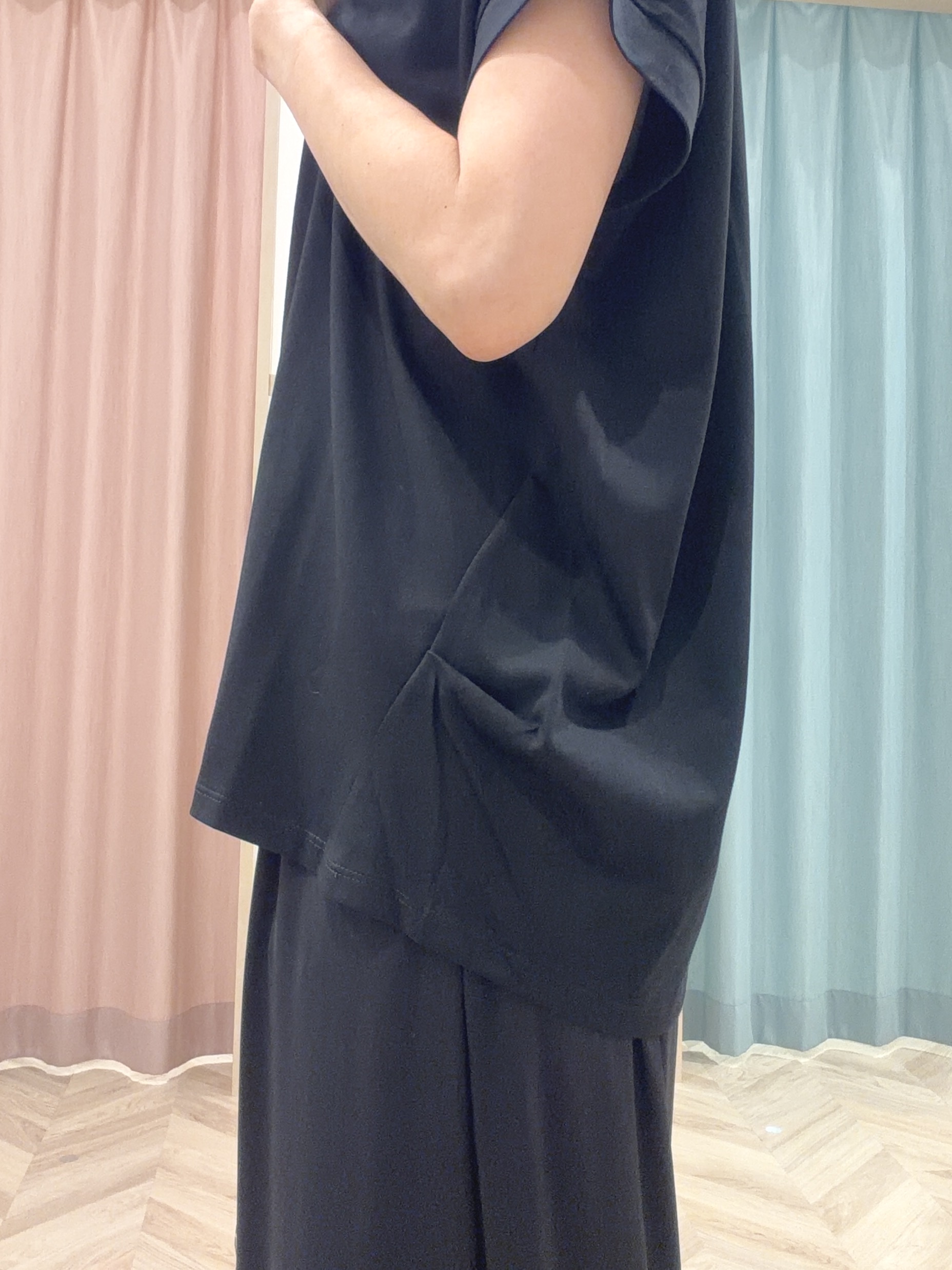 大西直穂さんの「SHOO･LA･RUE｜【汗じみ防止/S-LL/体型カバー/洗濯機可】汗じみが気になりにくい 大人の刺繍ロゴTシャツ」を使ったコーディネート