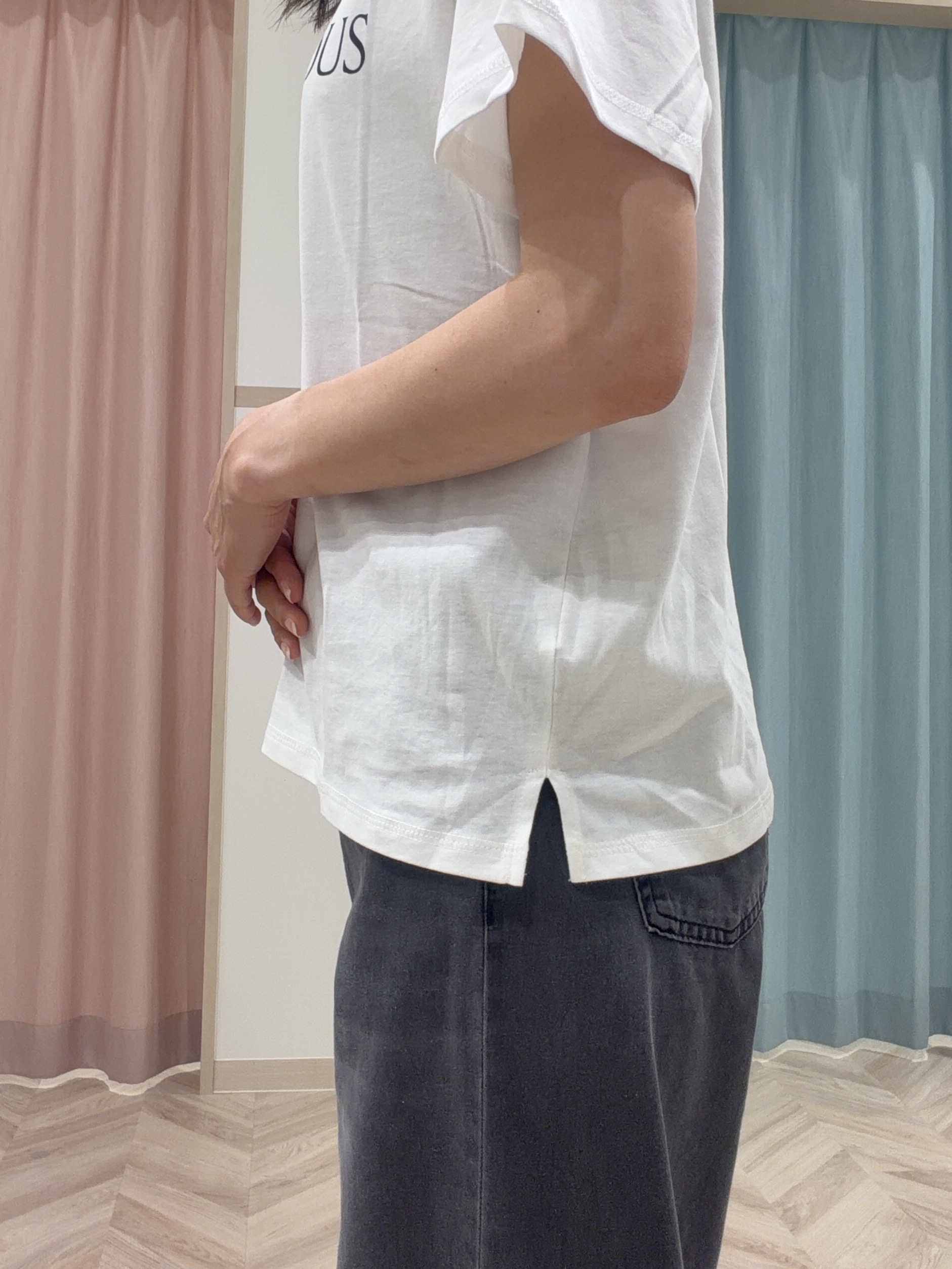 大西直穂さんの「SHOO･LA･RUE｜【S-LL/洗濯機可】大人のベーシックカラープリントTシャツ」を使ったコーディネート