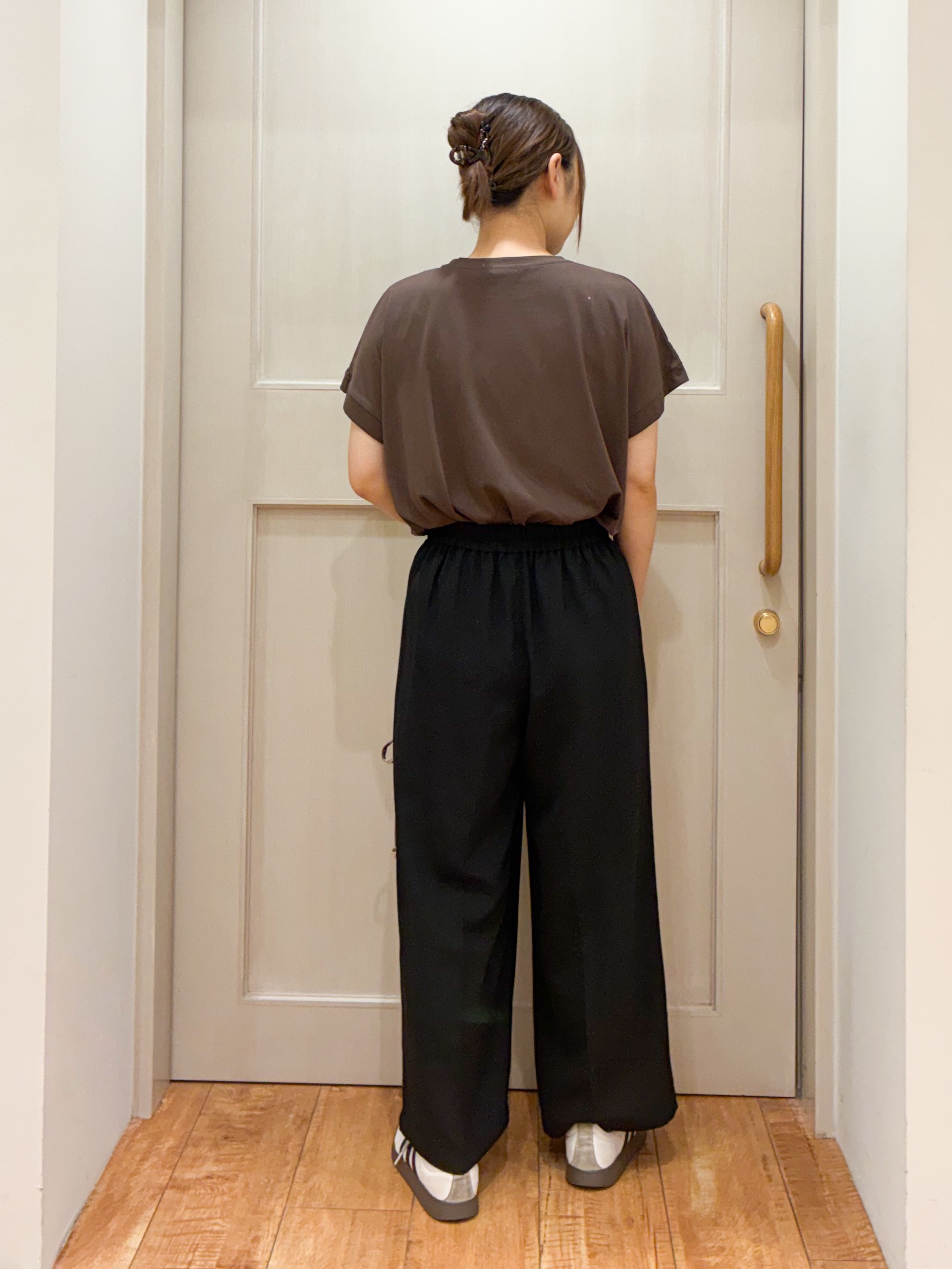 kawaさんの「SHOO･LA･RUE｜【汗じみ防止/S-LL/体型カバー/洗濯機可】汗じみが気になりにくい 大人の刺繍ロゴTシャツ」を使ったコーディネート