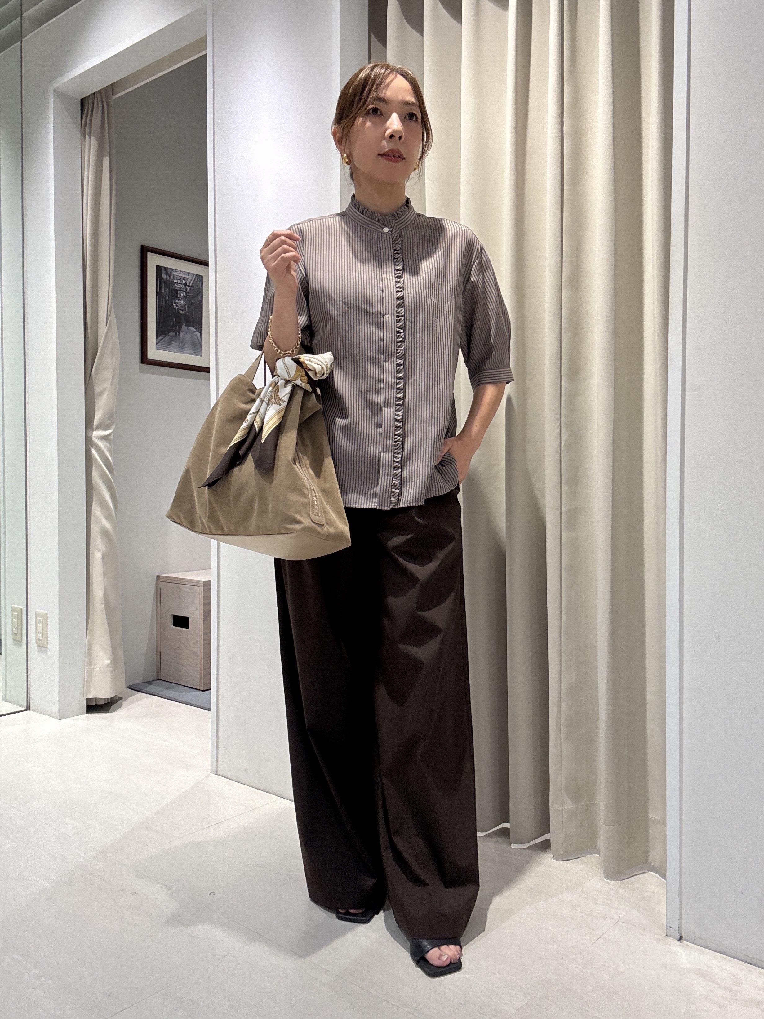 tomoさんの「UNTITLED｜【接触冷感/通気性/洗える】スタンドカラーフリルブラウス」を使ったコーディネート