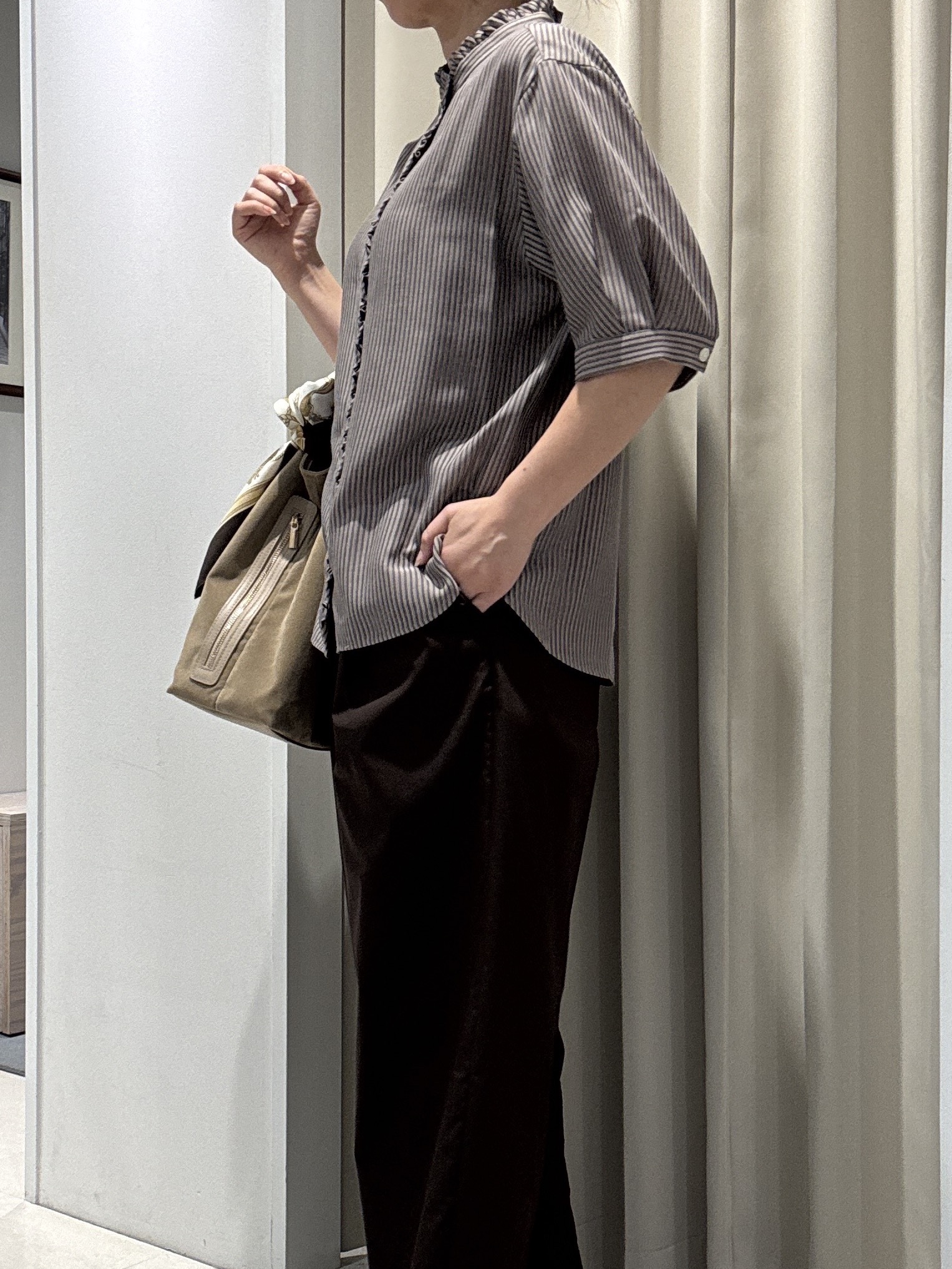 tomoさんの「UNTITLED｜【接触冷感/通気性/洗える】スタンドカラーフリルブラウス」を使ったコーディネート