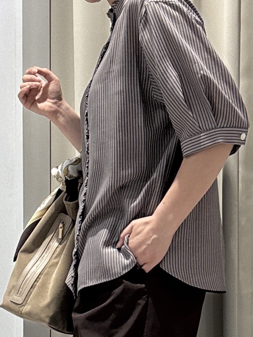 tomoさんの「UNTITLED｜【接触冷感/通気性/洗える】スタンドカラーフリルブラウス」を使ったコーディネート