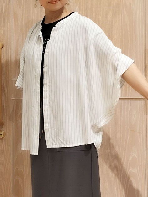 YUKIさんの「SHOO･LA･RUE｜【洗濯機可/体型カバー】二の腕隠れる ゆるっとドルマンバンドカラーシャツ」を使ったコーディネート