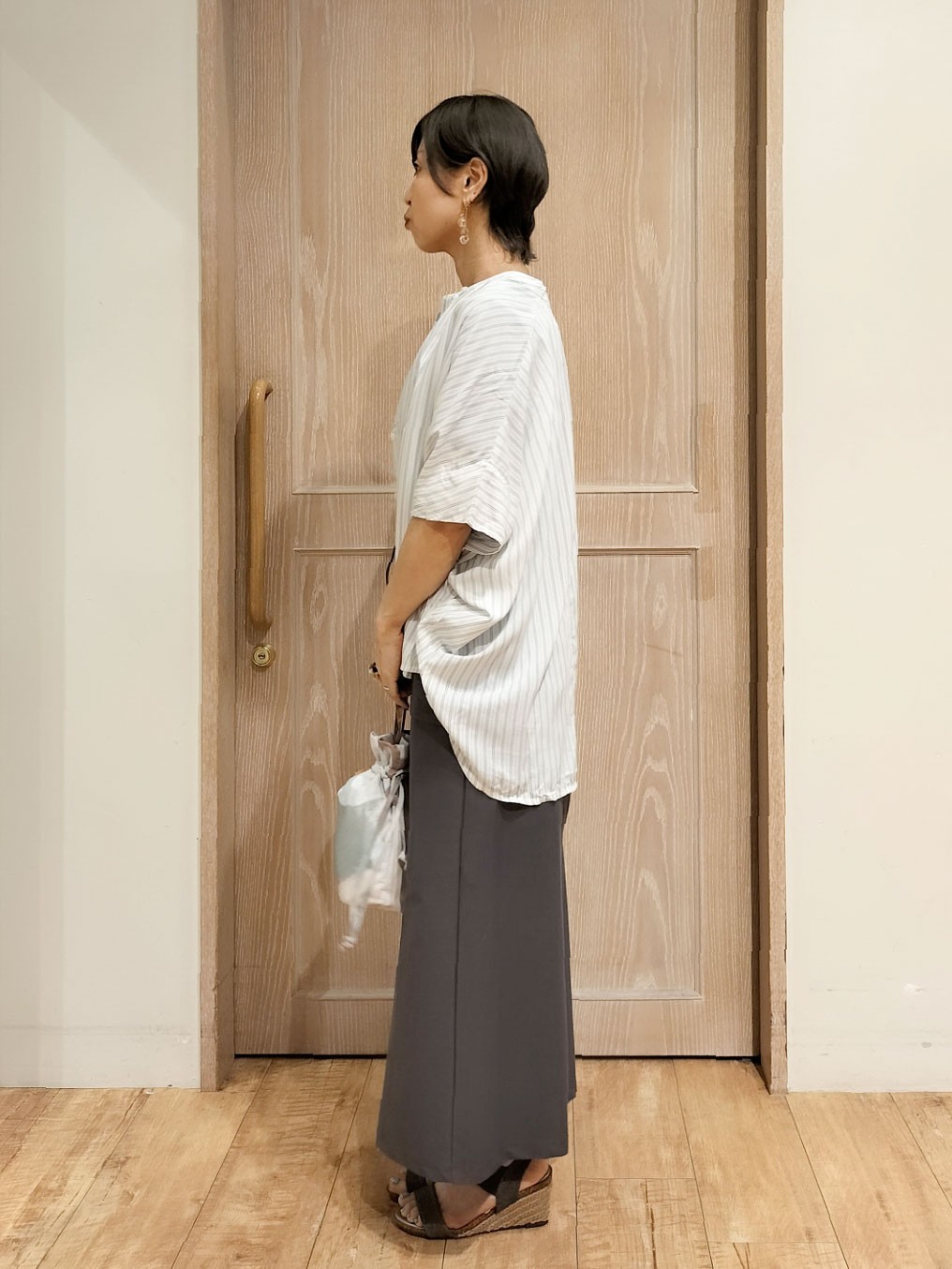 YUKIさんの「SHOO･LA･RUE｜【洗濯機可/体型カバー】二の腕隠れる ゆるっとドルマンバンドカラーシャツ」を使ったコーディネート