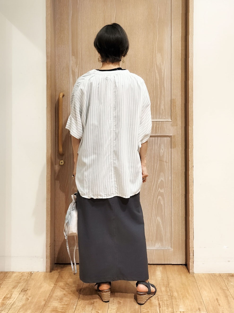 YUKIさんの「SHOO･LA･RUE｜【洗濯機可/体型カバー】二の腕隠れる ゆるっとドルマンバンドカラーシャツ」を使ったコーディネート
