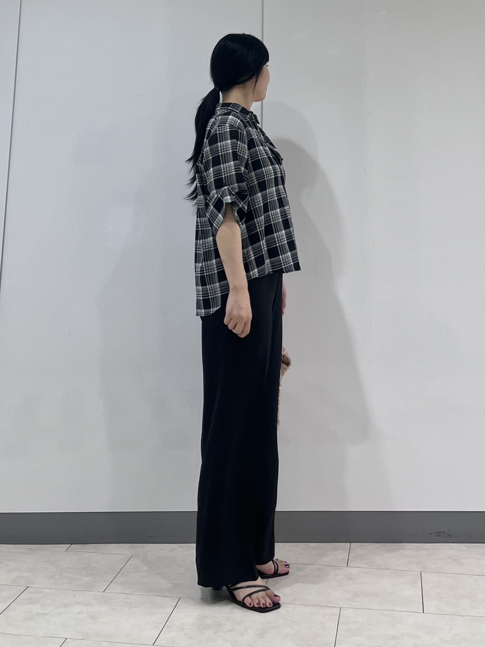 hasuさんの「INDIVI｜【コットン100％／透け感／2WAY】袖アレンジ チェックシャツ」を使ったコーディネート