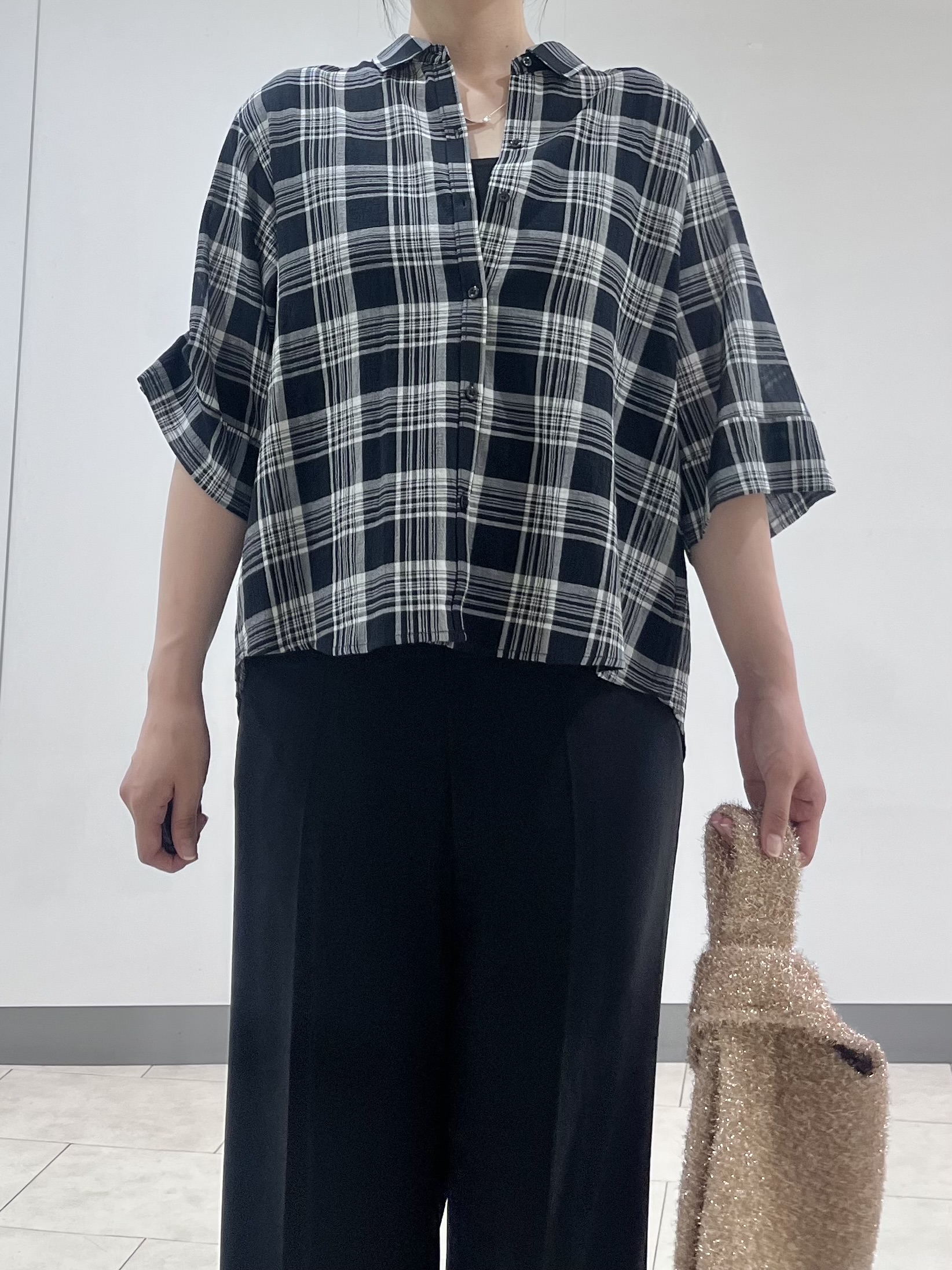 hasuさんの「INDIVI｜【コットン100％／透け感／2WAY】袖アレンジ チェックシャツ」を使ったコーディネート