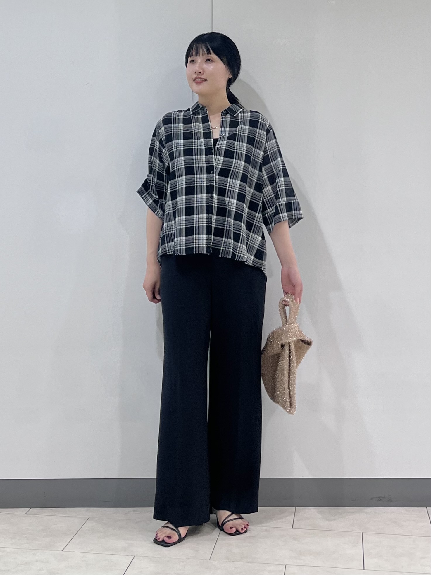 hasuさんの「INDIVI｜【コットン100％／透け感／2WAY】袖アレンジ チェックシャツ」を使ったコーディネート