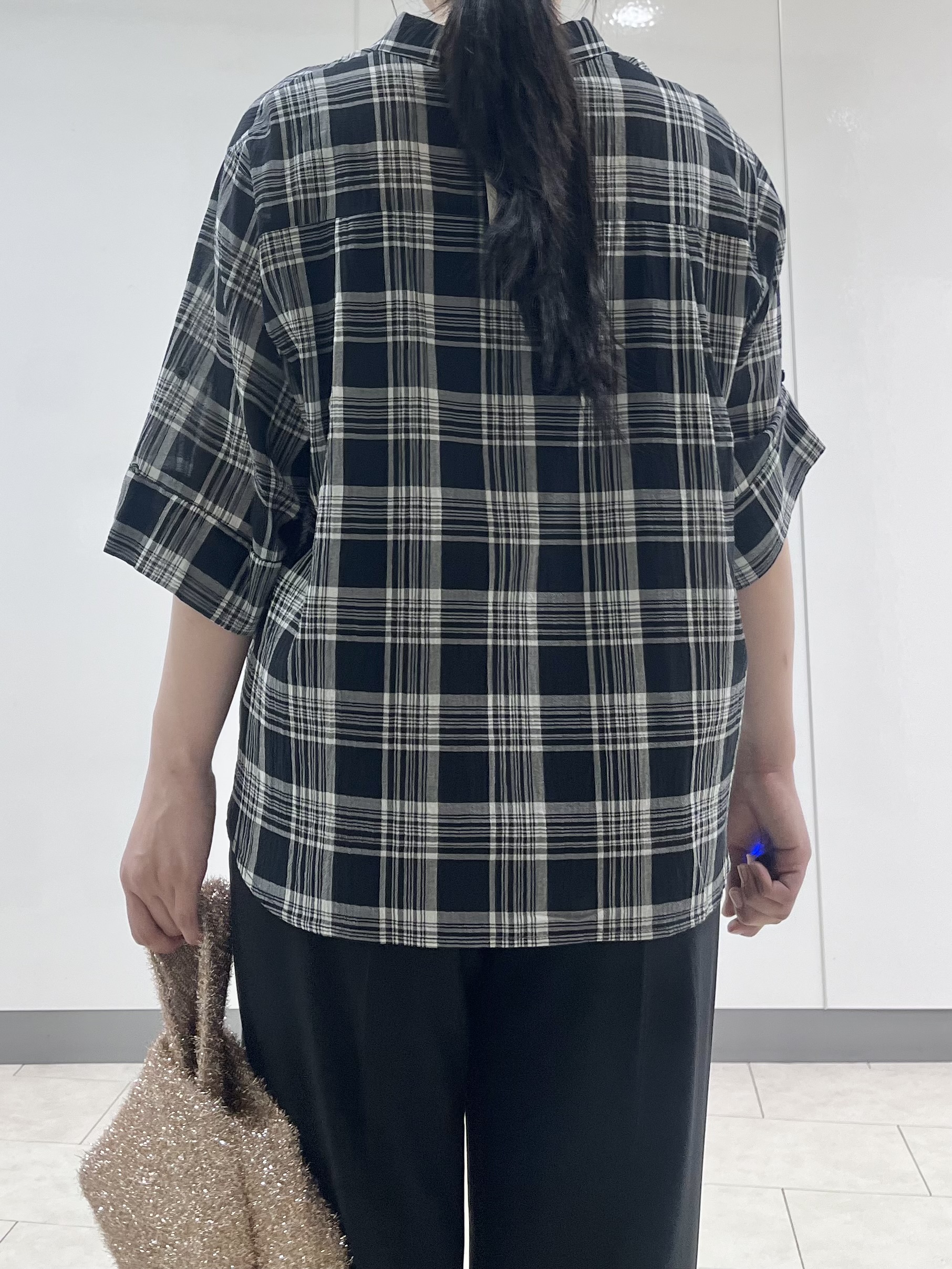 hasuさんの「INDIVI｜【コットン100％／透け感／2WAY】袖アレンジ チェックシャツ」を使ったコーディネート