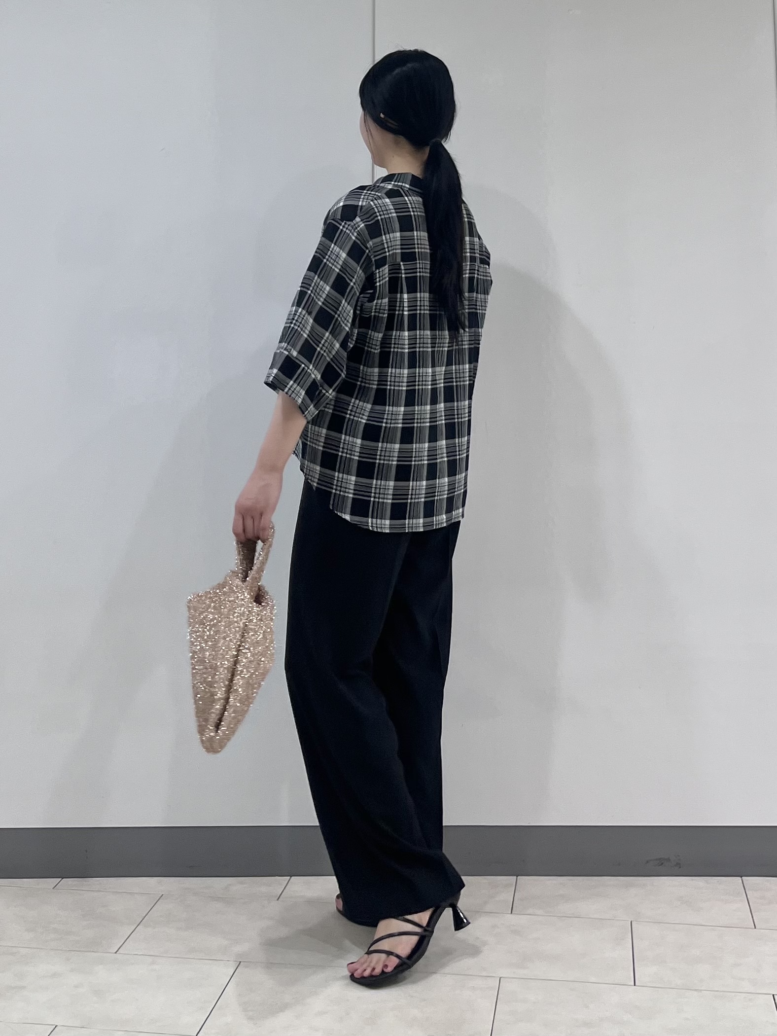hasuさんの「INDIVI｜【コットン100％／透け感／2WAY】袖アレンジ チェックシャツ」を使ったコーディネート