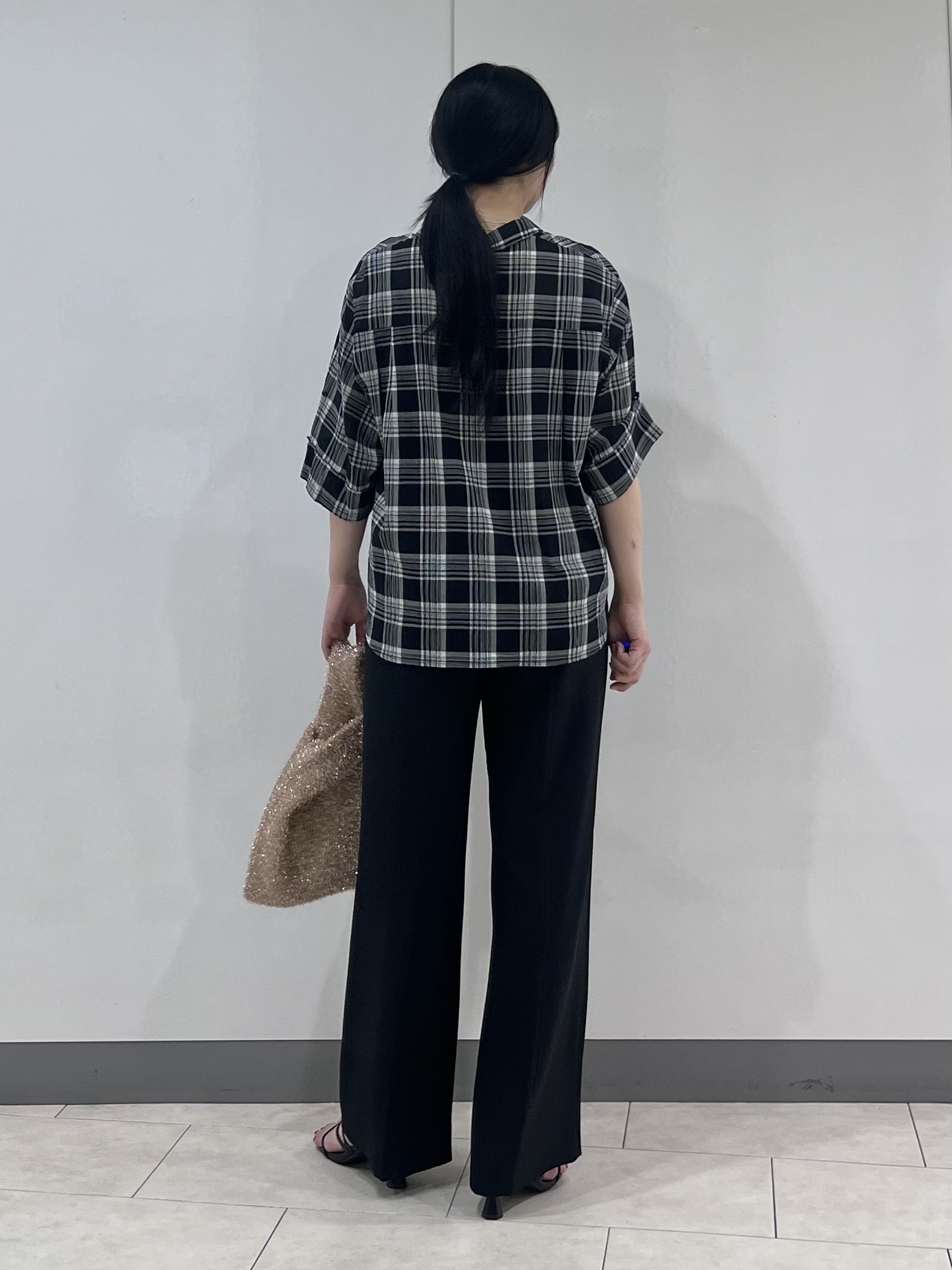 hasuさんの「INDIVI｜【コットン100％／透け感／2WAY】袖アレンジ チェックシャツ」を使ったコーディネート