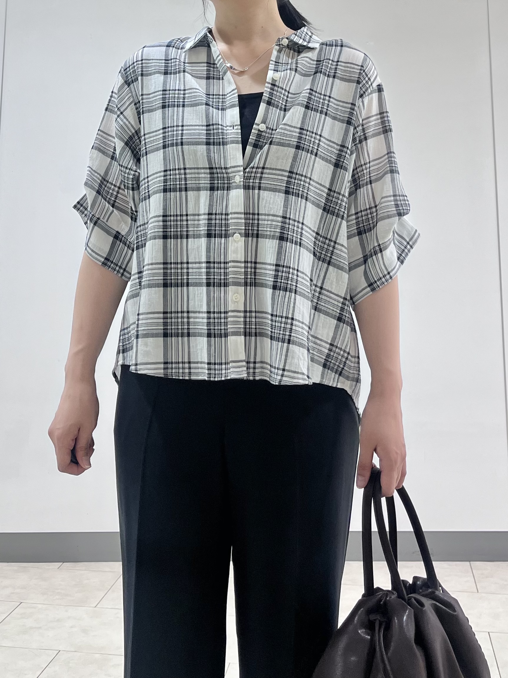hasuさんの「INDIVI｜【コットン100％／透け感／2WAY】袖アレンジ チェックシャツ」を使ったコーディネート