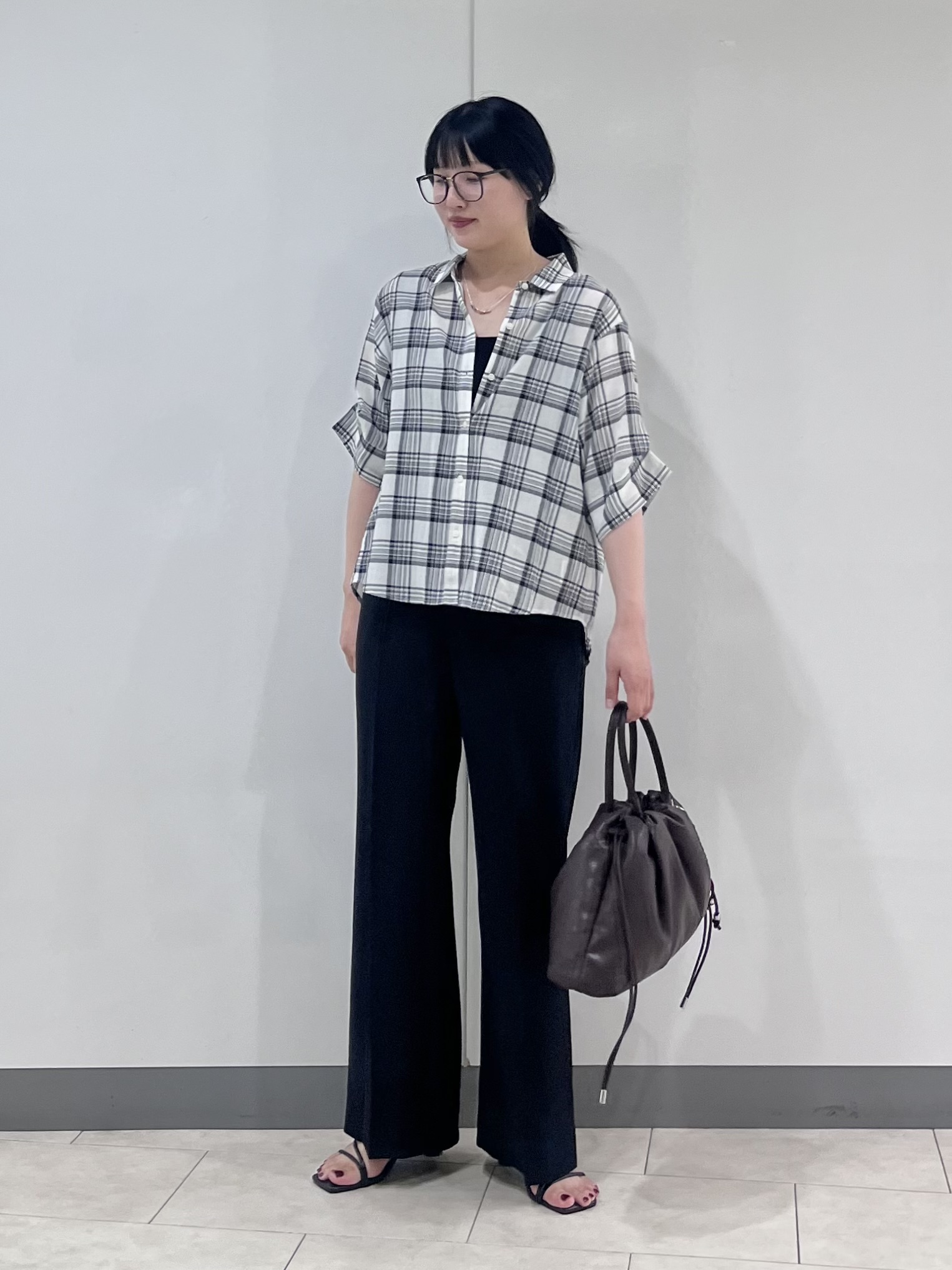 hasuさんの「INDIVI｜【コットン100％／透け感／2WAY】袖アレンジ チェックシャツ」を使ったコーディネート