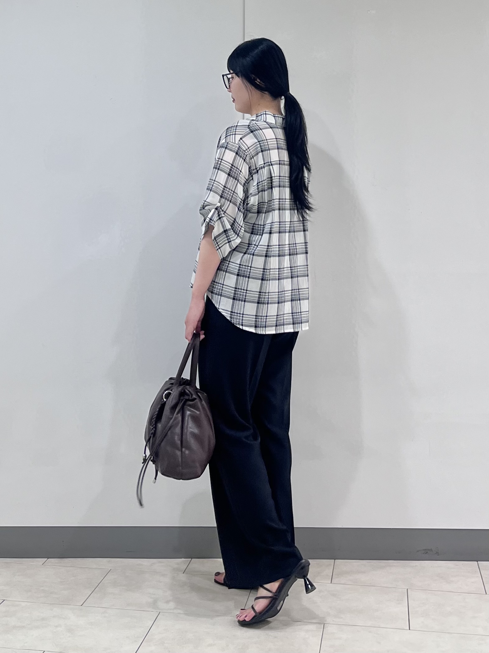 hasuさんの「INDIVI｜【コットン100％／透け感／2WAY】袖アレンジ チェックシャツ」を使ったコーディネート