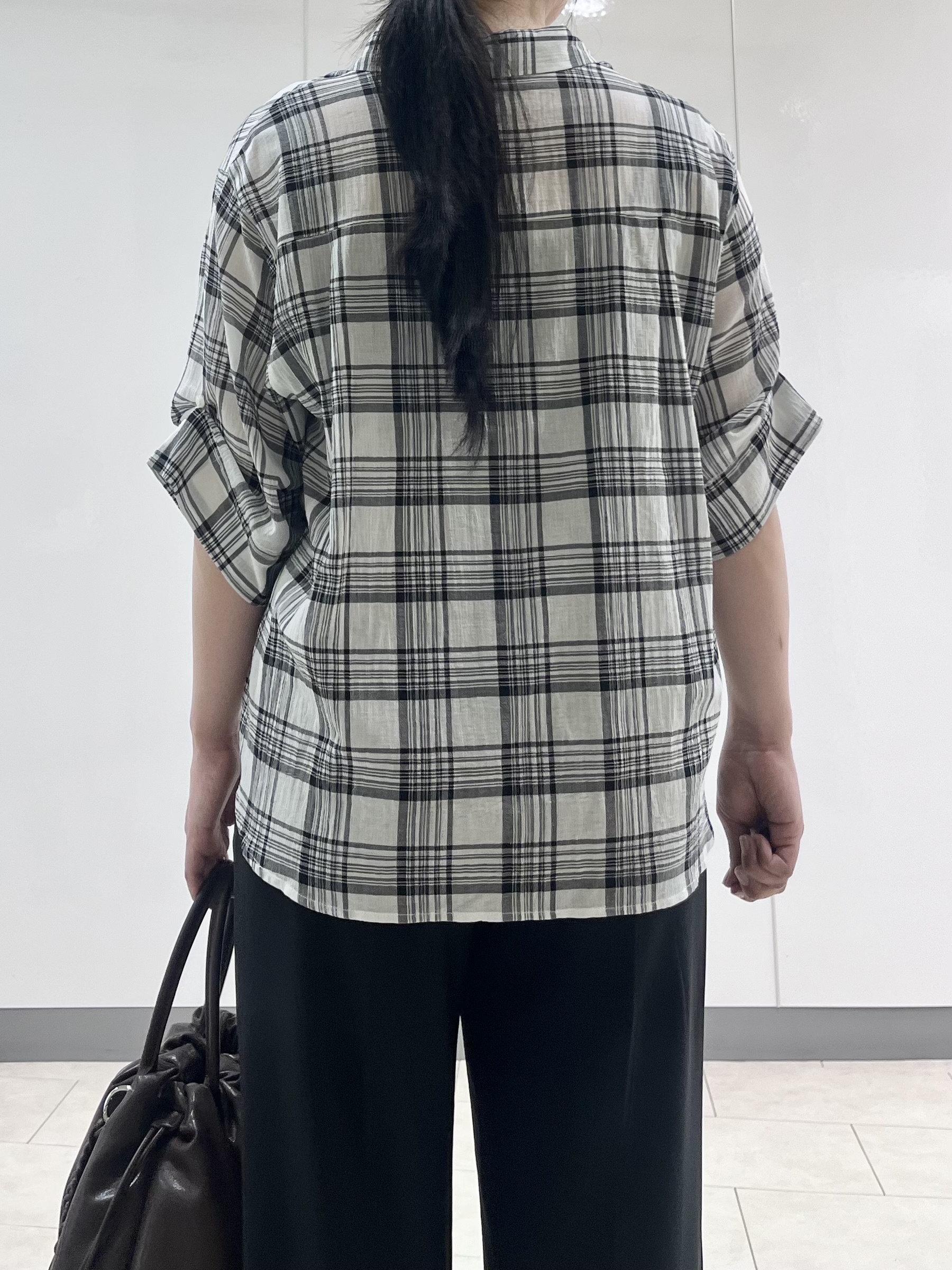 hasuさんの「INDIVI｜【コットン100％／透け感／2WAY】袖アレンジ チェックシャツ」を使ったコーディネート