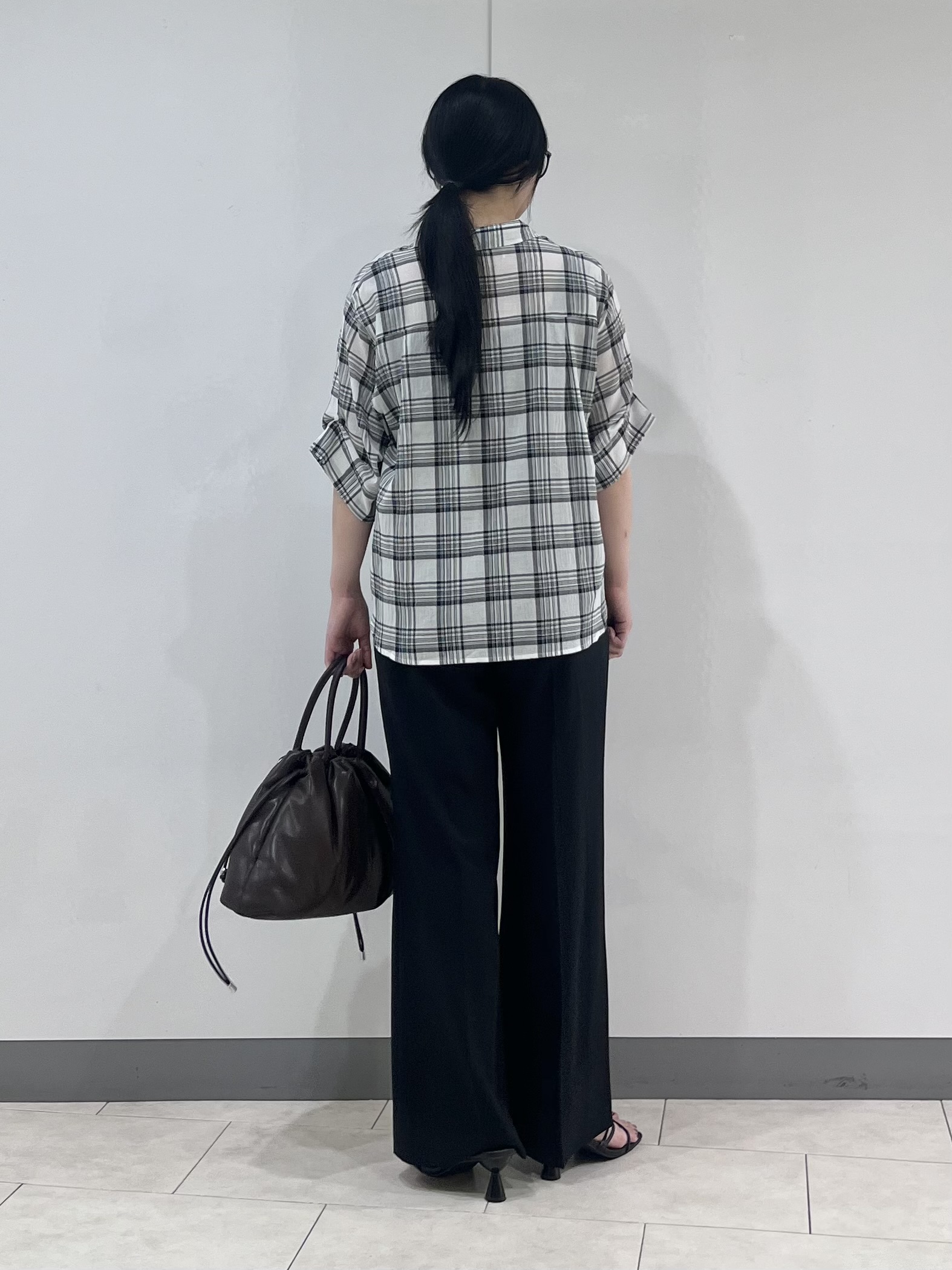 hasuさんの「INDIVI｜【コットン100％／透け感／2WAY】袖アレンジ チェックシャツ」を使ったコーディネート