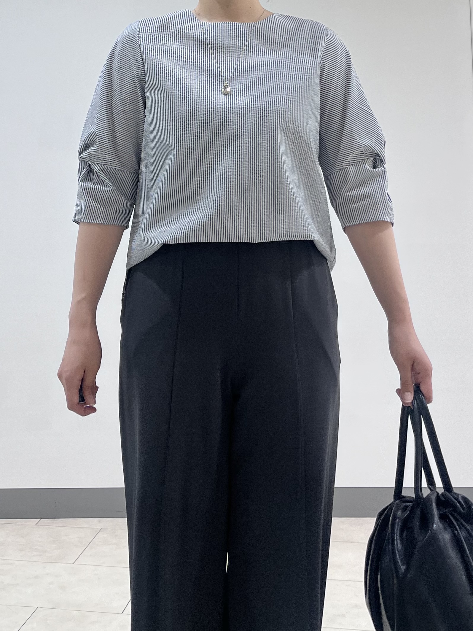 hasuさんの「INDIVI｜【洗える／UVケア】ねじり袖サッカートップス」を使ったコーディネート