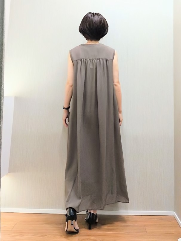 ミズタさんの「UNTITLED｜【秋映え/ジレとしても〇】シアーVネックワンピース」を使ったコーディネート