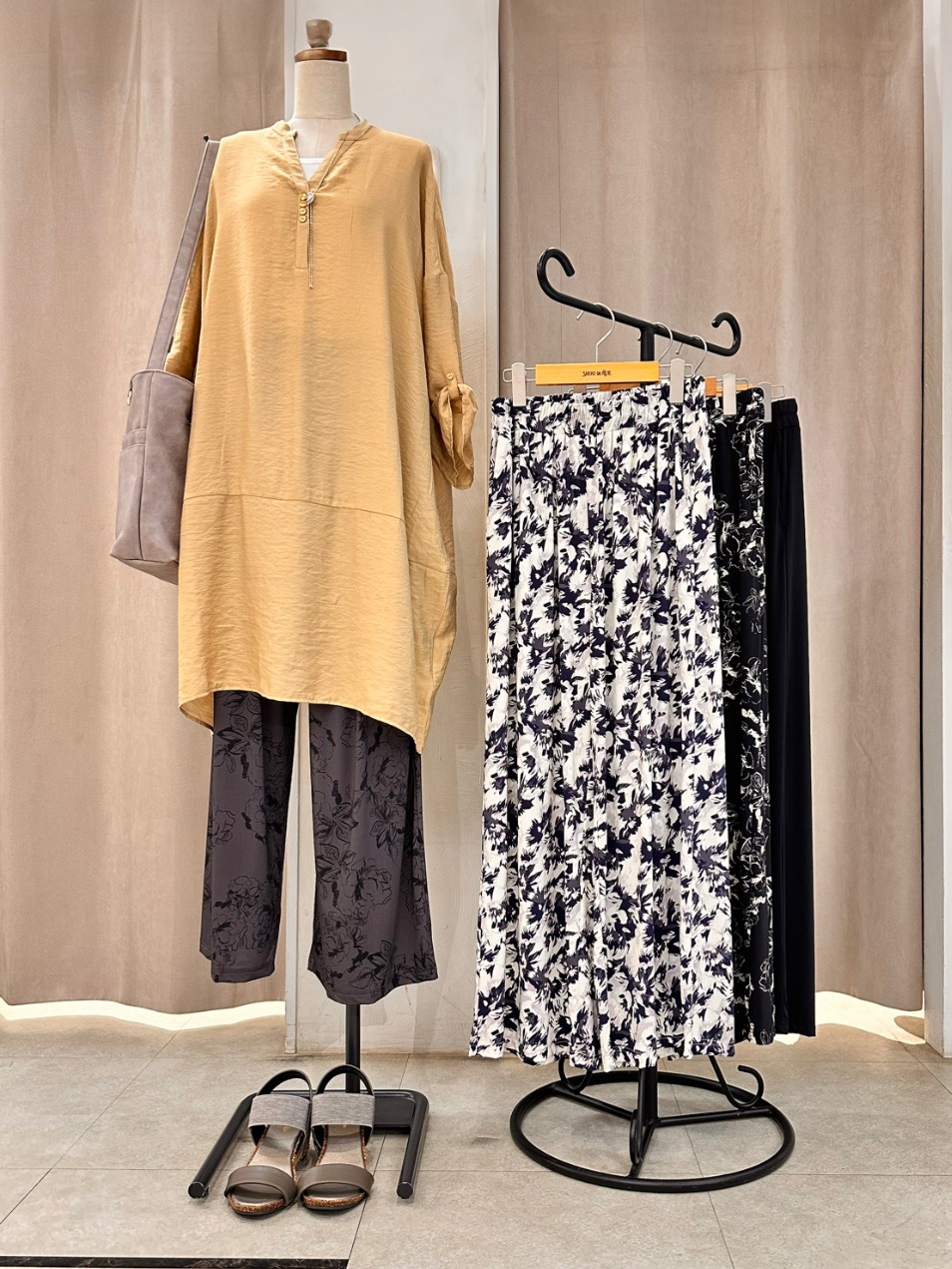 Yossyさんの「SHOO･LA･RUE｜【S-LL/洗濯後しわになりにくい】ゆるっと体型カバー 7分袖コクーンチュニック」を使ったコーディネート