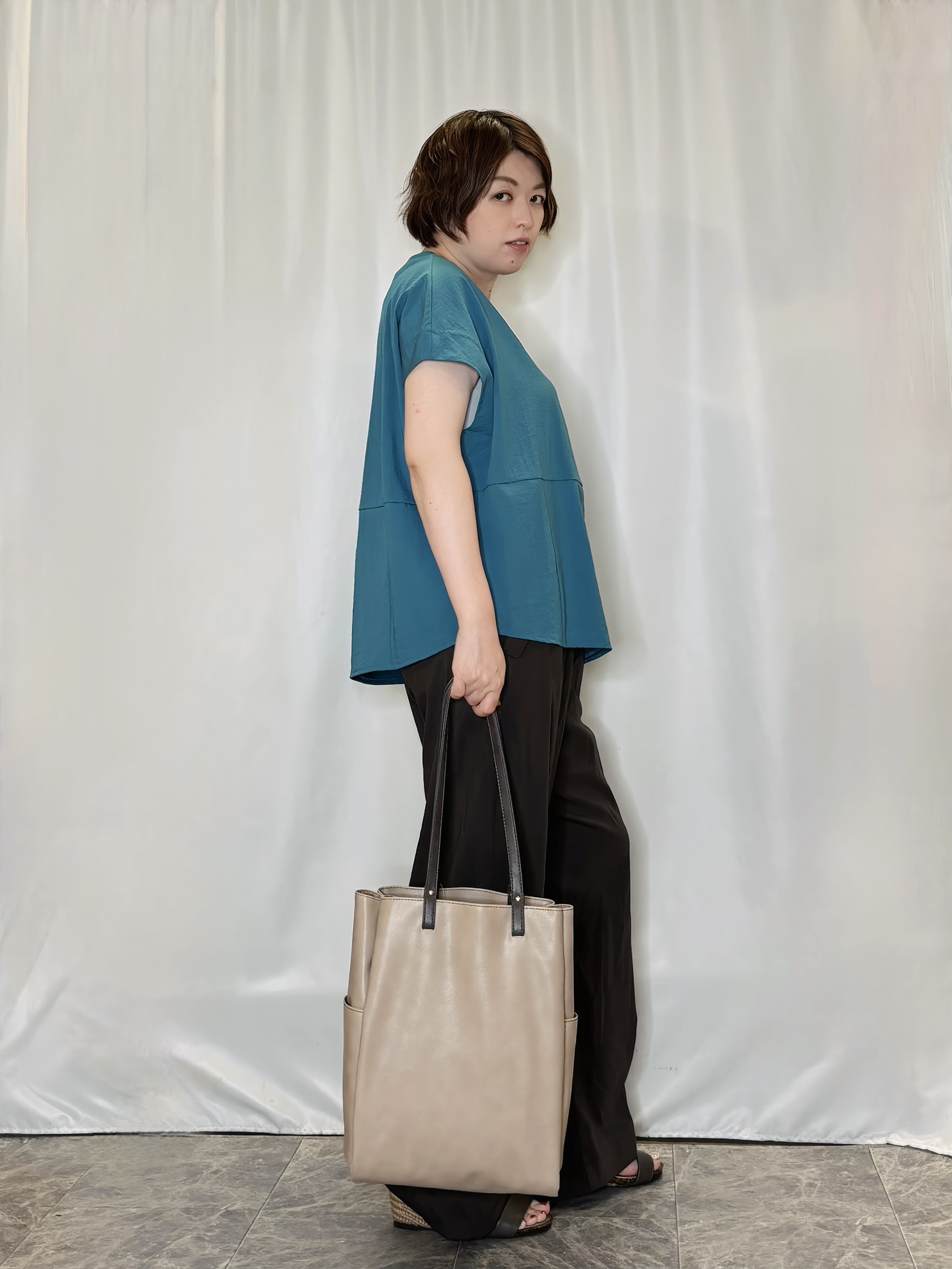たみさんの「SHOO･LA･RUE｜【洗濯機可/セットアップ可】軽凛(かろりん) シンプル上品 切替コクーントップス」を使ったコーディネート
