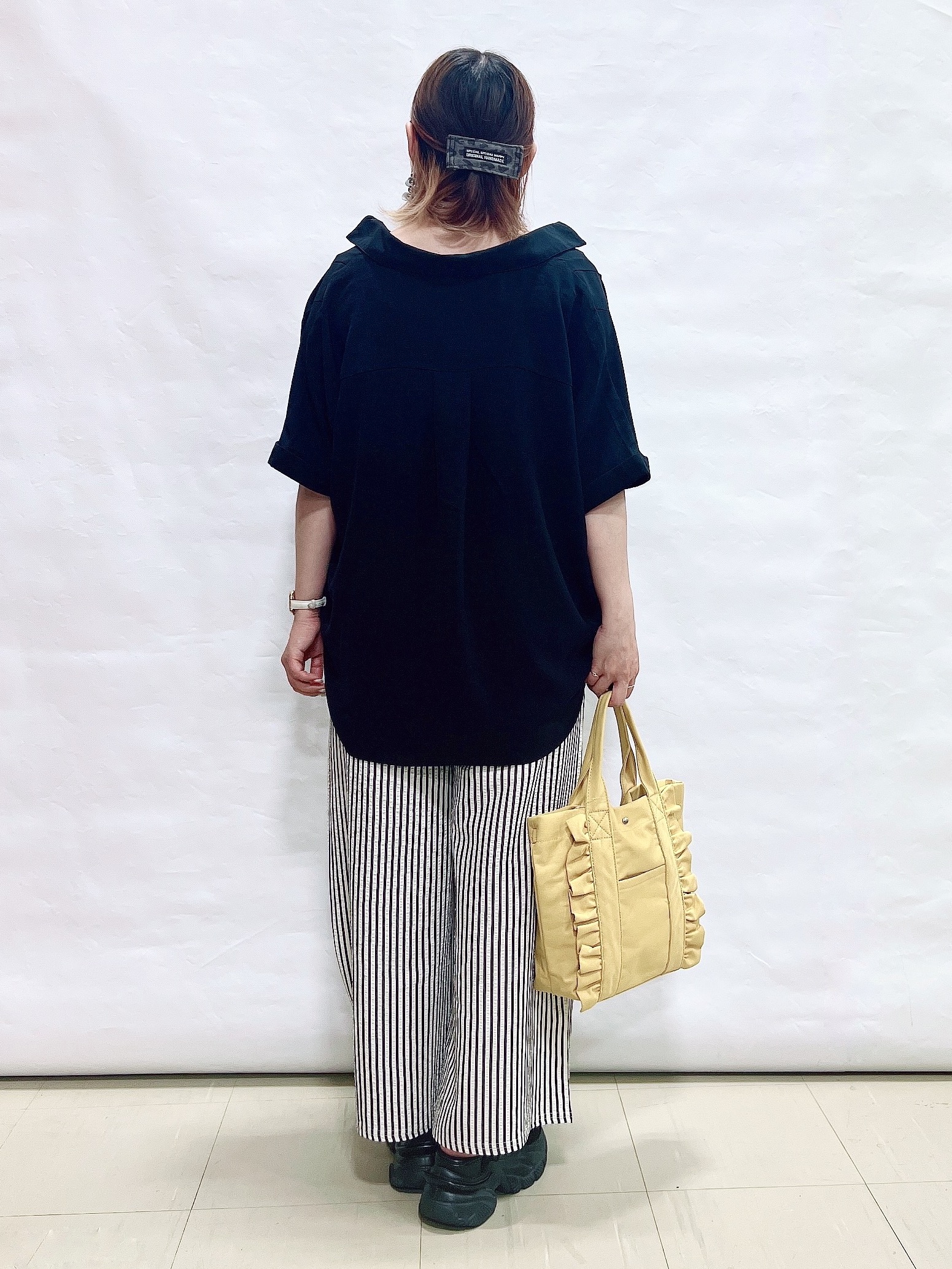 YUIさんの「SHOO･LA･RUE｜【洗濯後しわになりにくい/体型カバー】二の腕も隠せる　お袖ロールアップ半袖シャツ」を使ったコーディネート