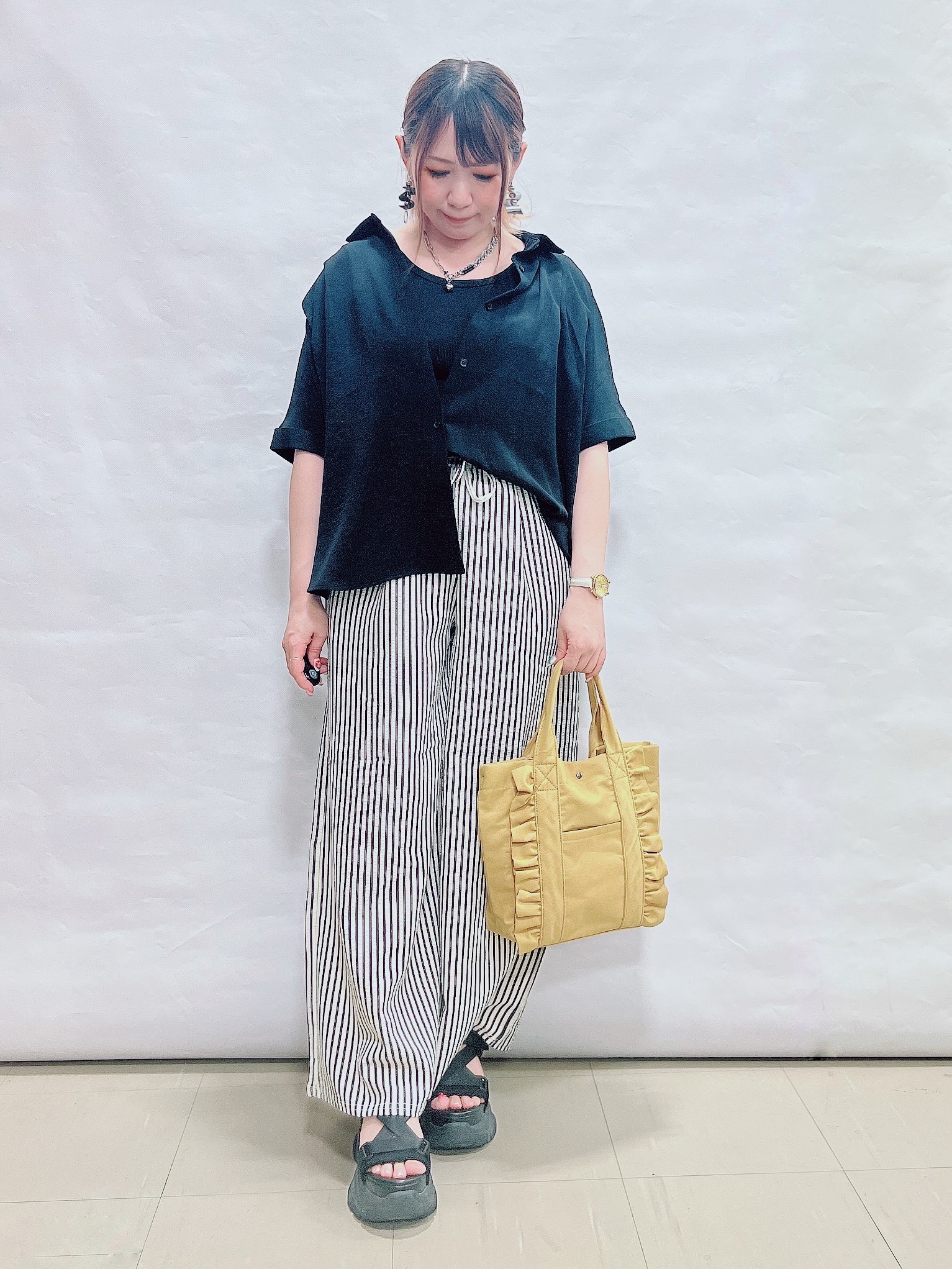 YUIさんの「SHOO･LA･RUE｜【洗濯後しわになりにくい/体型カバー】二の腕も隠せる　お袖ロールアップ半袖シャツ」を使ったコーディネート