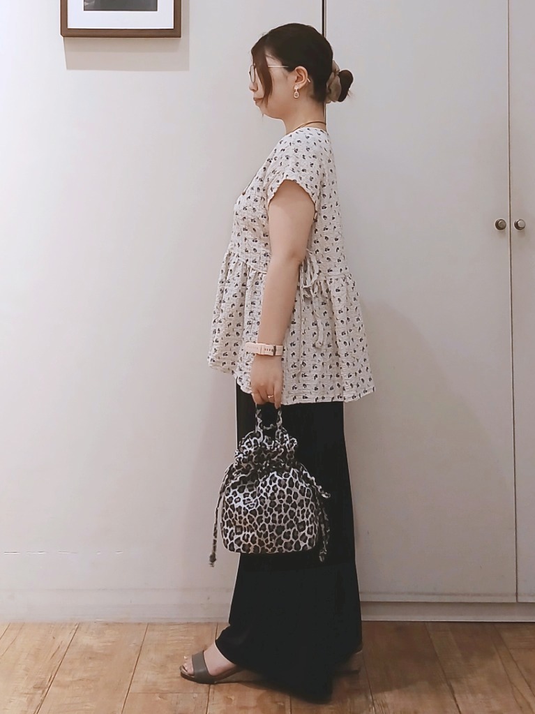 Riranさんの「SHOO･LA･RUE｜【S-LL/洗濯機可】サイドリボン付き ポコポコペプラムトップス」を使ったコーディネート