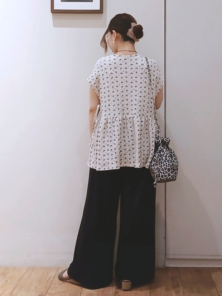 Riranさんの「SHOO･LA･RUE｜【S-LL/洗濯機可】サイドリボン付き ポコポコペプラムトップス」を使ったコーディネート
