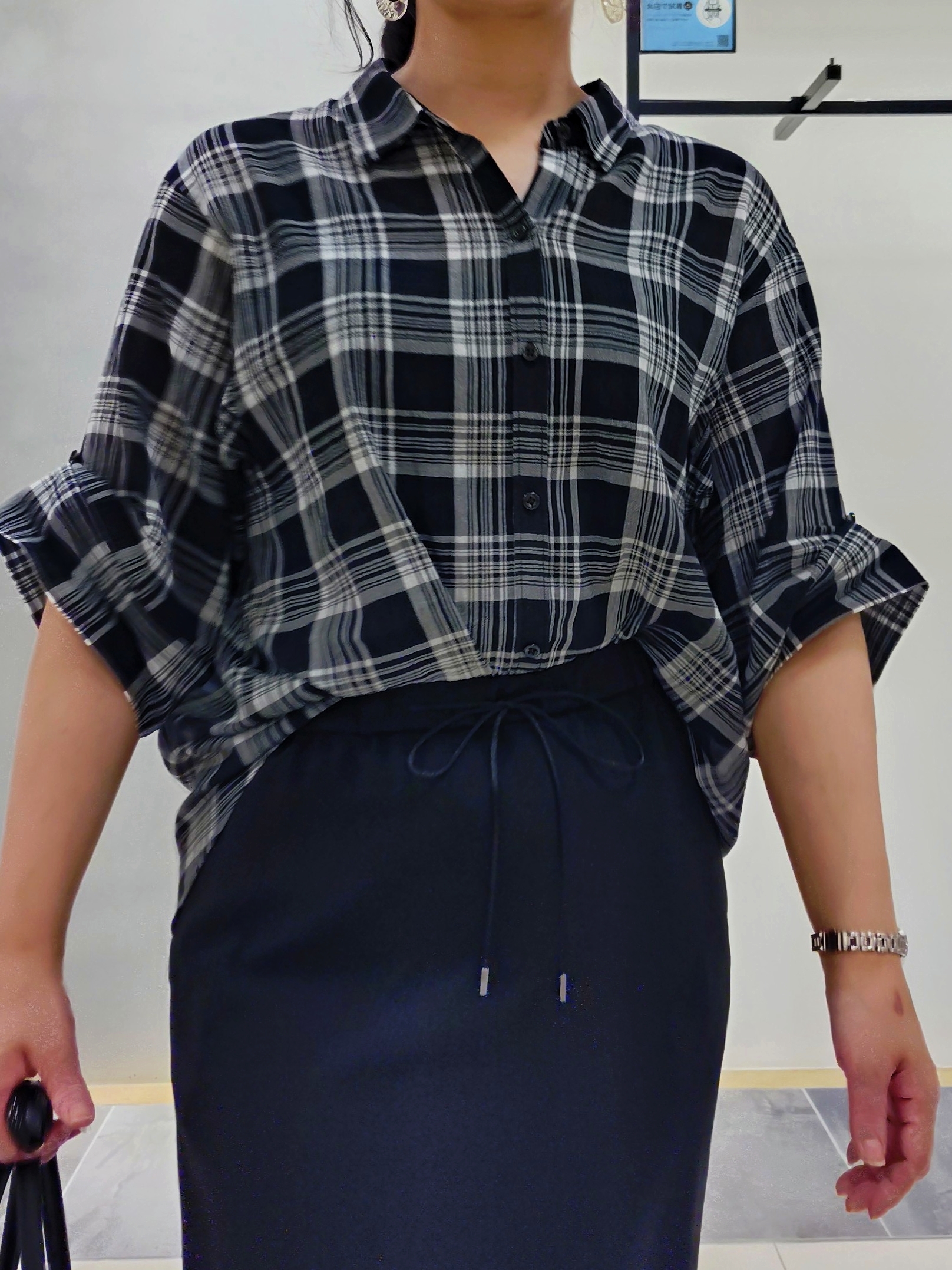 TOMOMIさんの「INDIVI｜【コットン100％／透け感／2WAY】袖アレンジ チェックシャツ」を使ったコーディネート