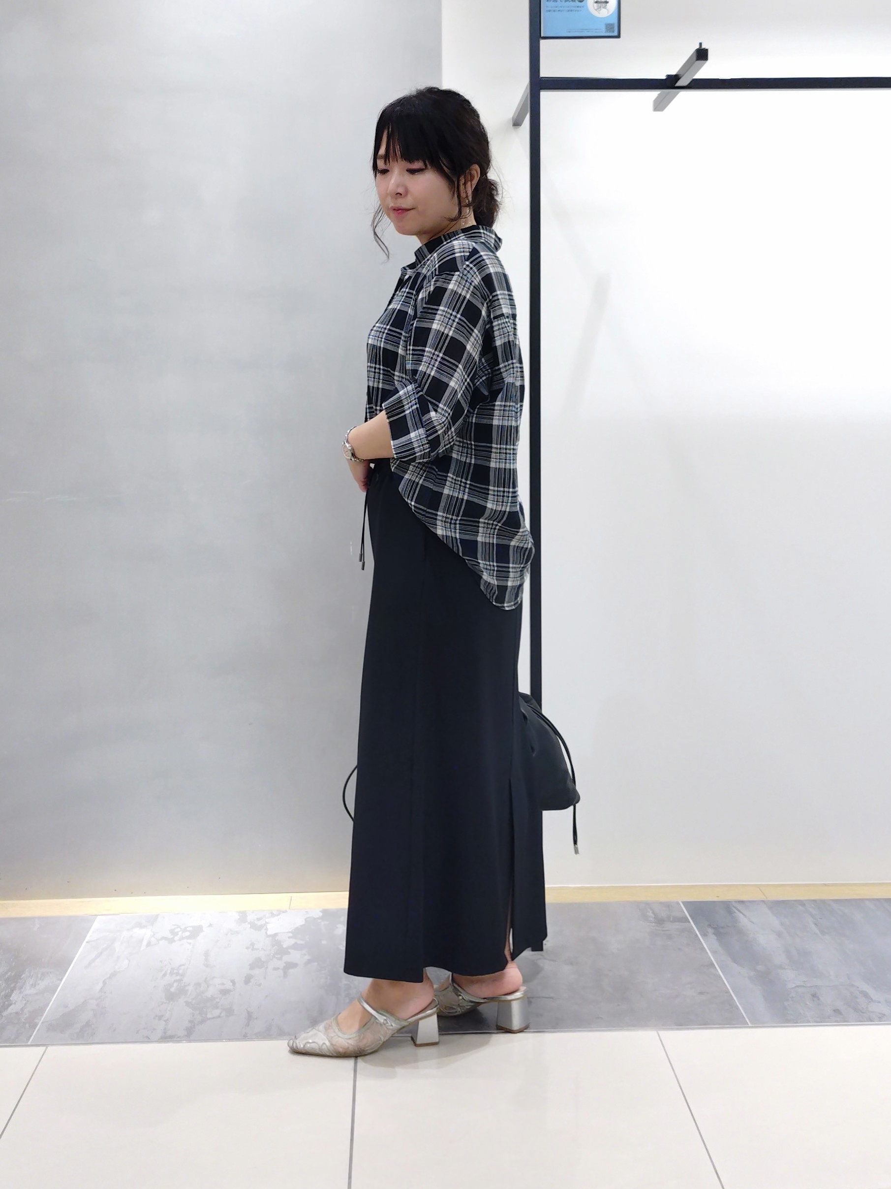TOMOMIさんの「INDIVI｜【コットン100％／透け感／2WAY】袖アレンジ チェックシャツ」を使ったコーディネート