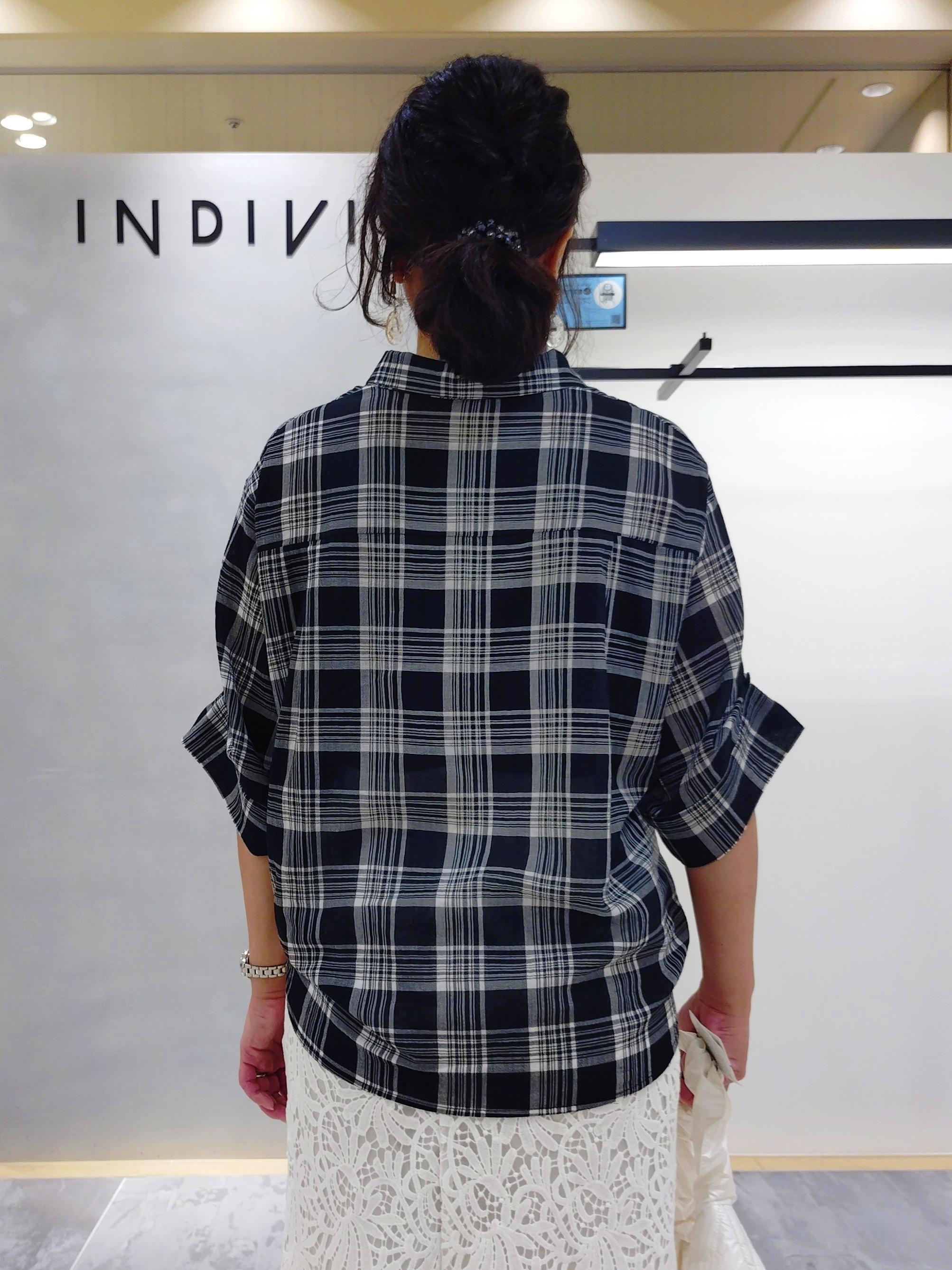 TOMOMIさんの「INDIVI｜【コットン100％／透け感／2WAY】袖アレンジ チェックシャツ」を使ったコーディネート