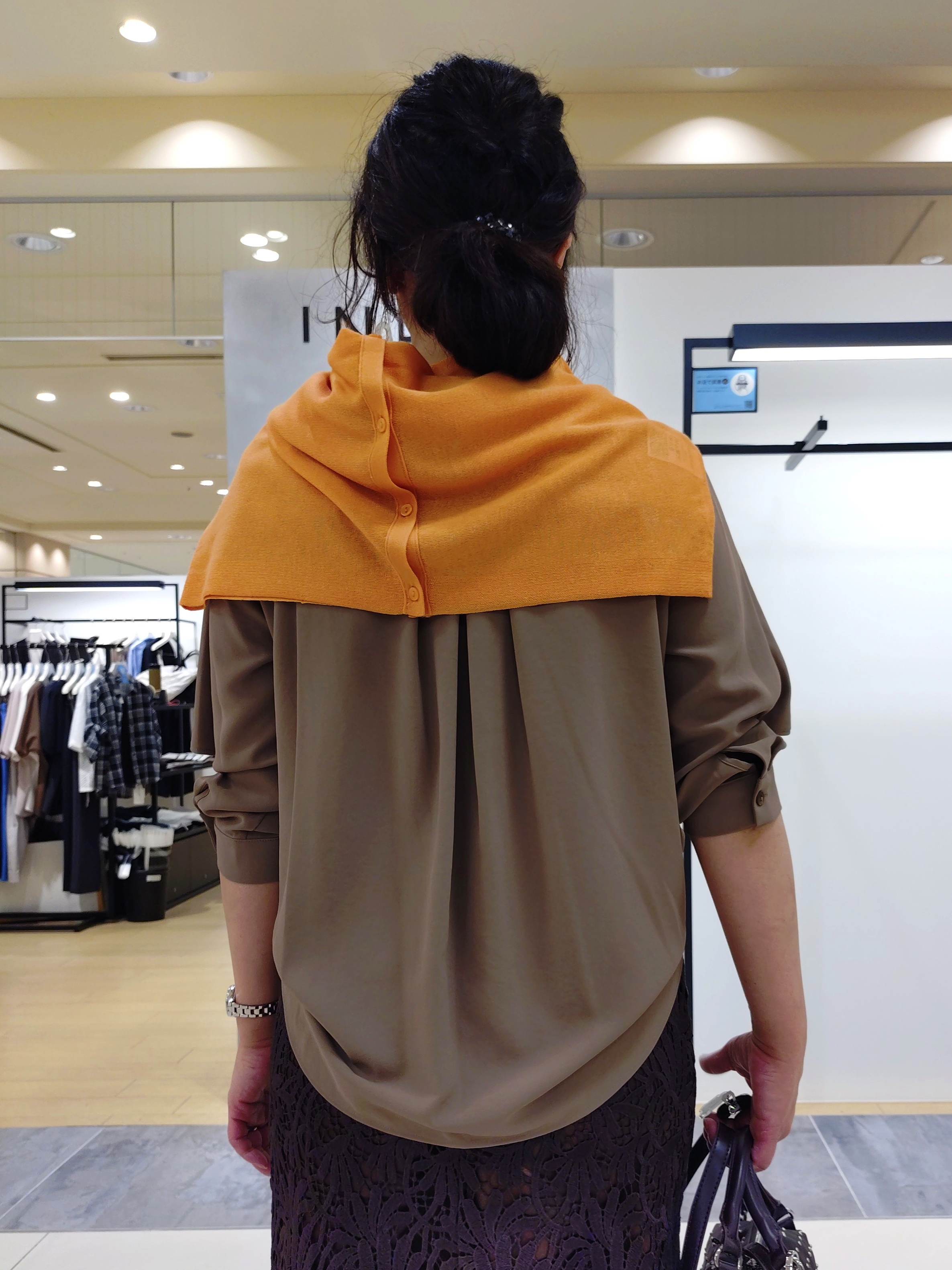 TOMOMIさんの「INDIVI｜【洗える／トレンド】リーフ柄レーススカート」を使ったコーディネート