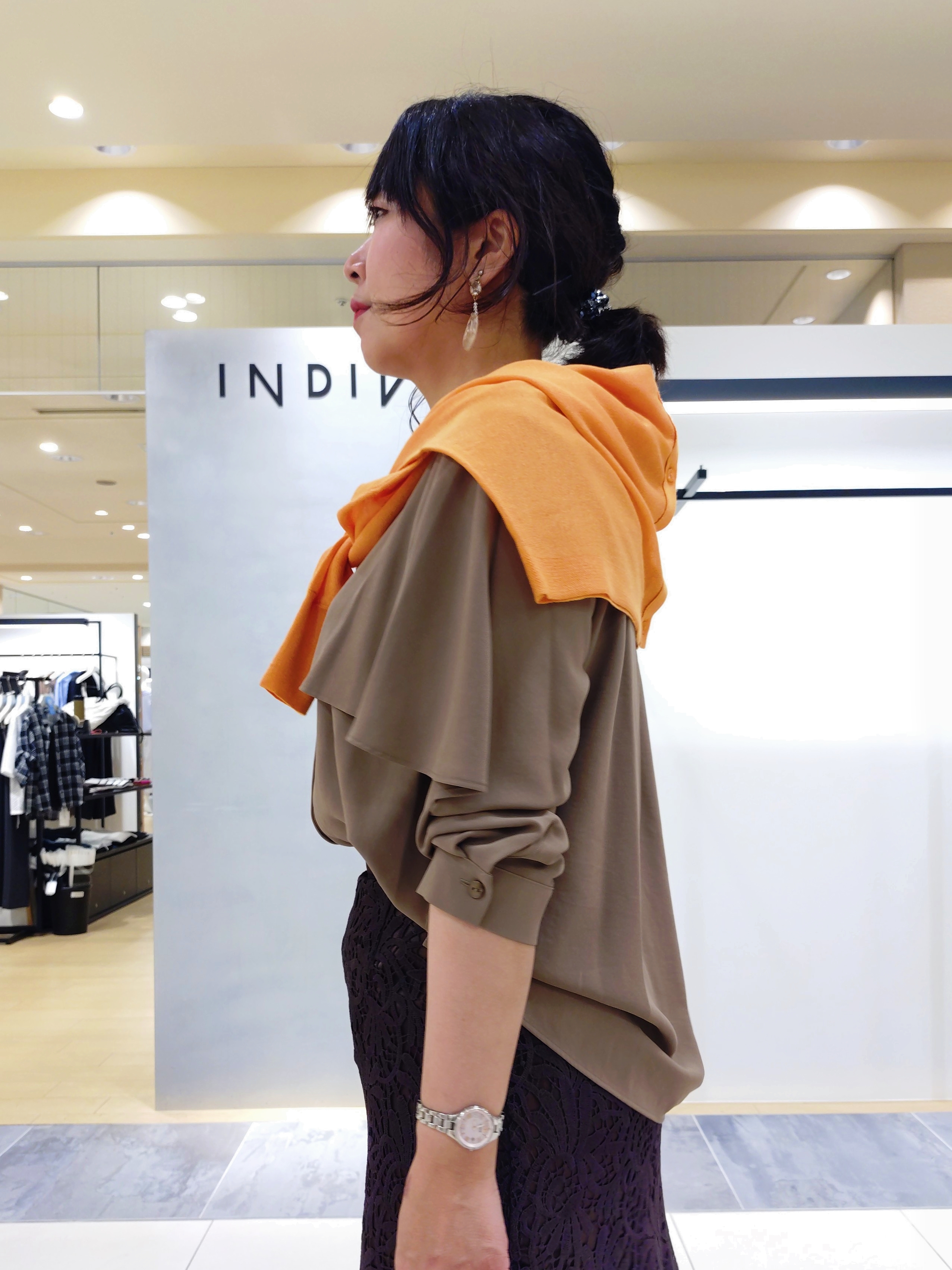 TOMOMIさんの「INDIVI｜【洗える／トレンド】リーフ柄レーススカート」を使ったコーディネート