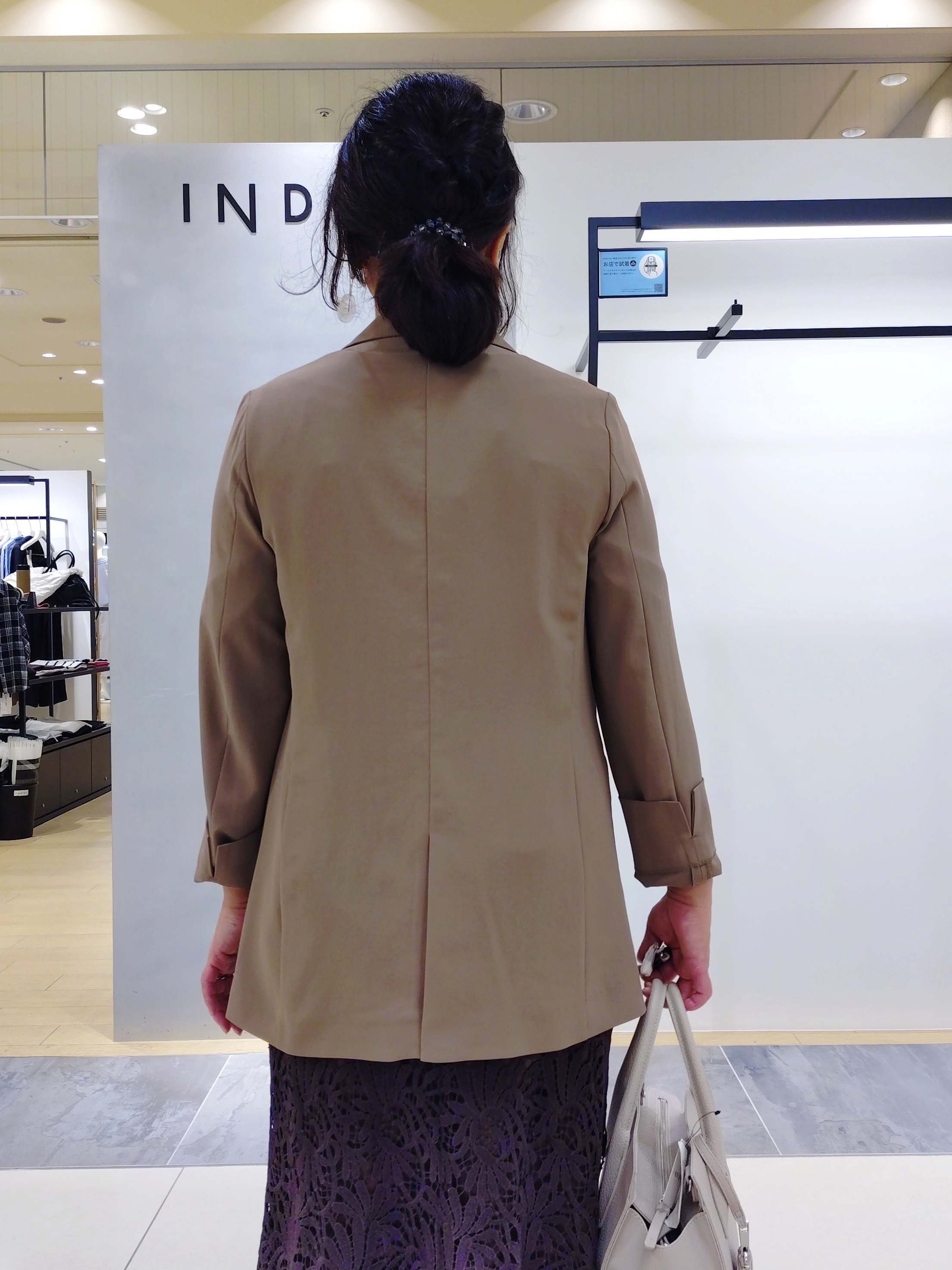TOMOMIさんの「INDIVI｜【体型＆二の腕カバー/着る日傘】ドルマントップス」を使ったコーディネート